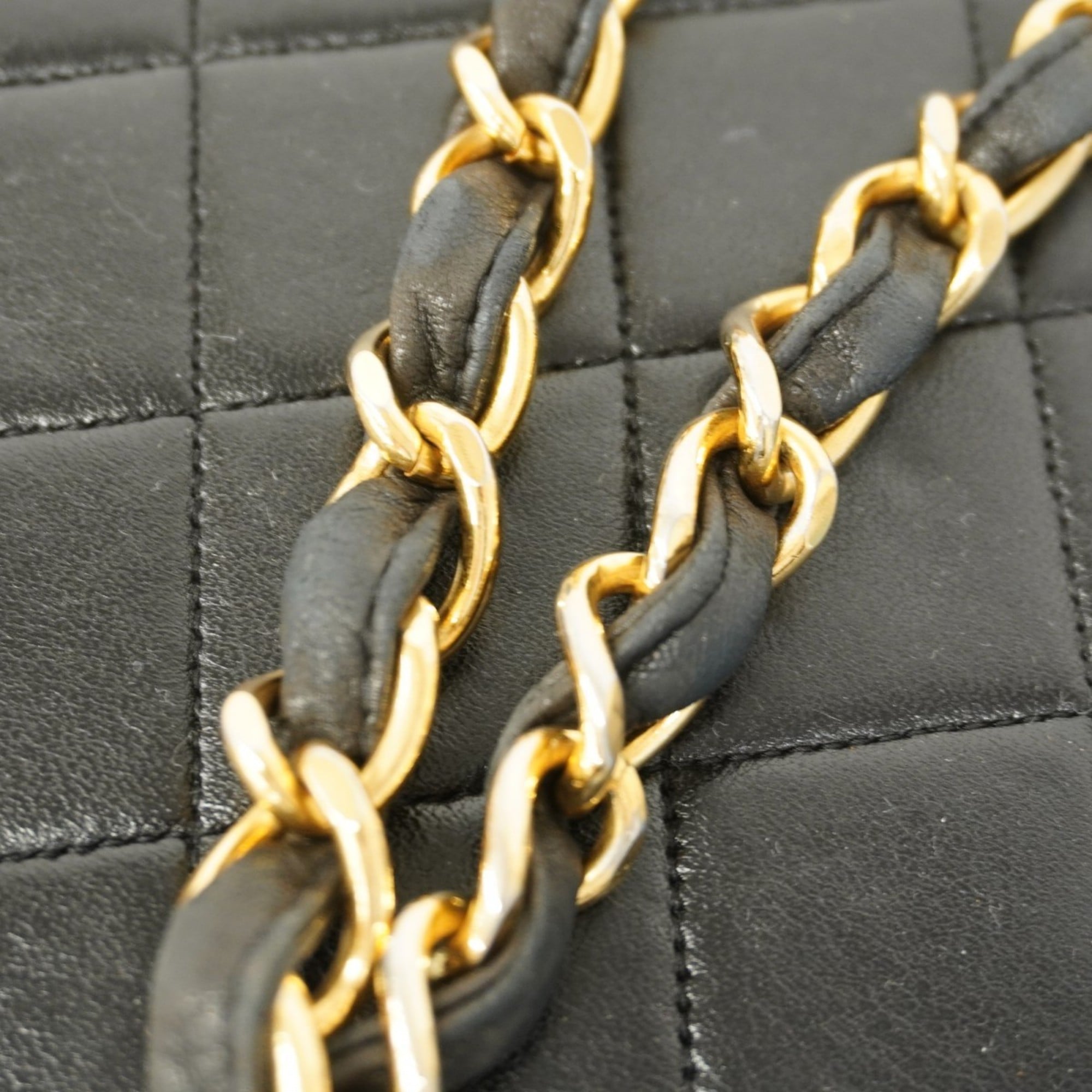 Chanel Black Leather Shoulder Bag (Pre-Owned)