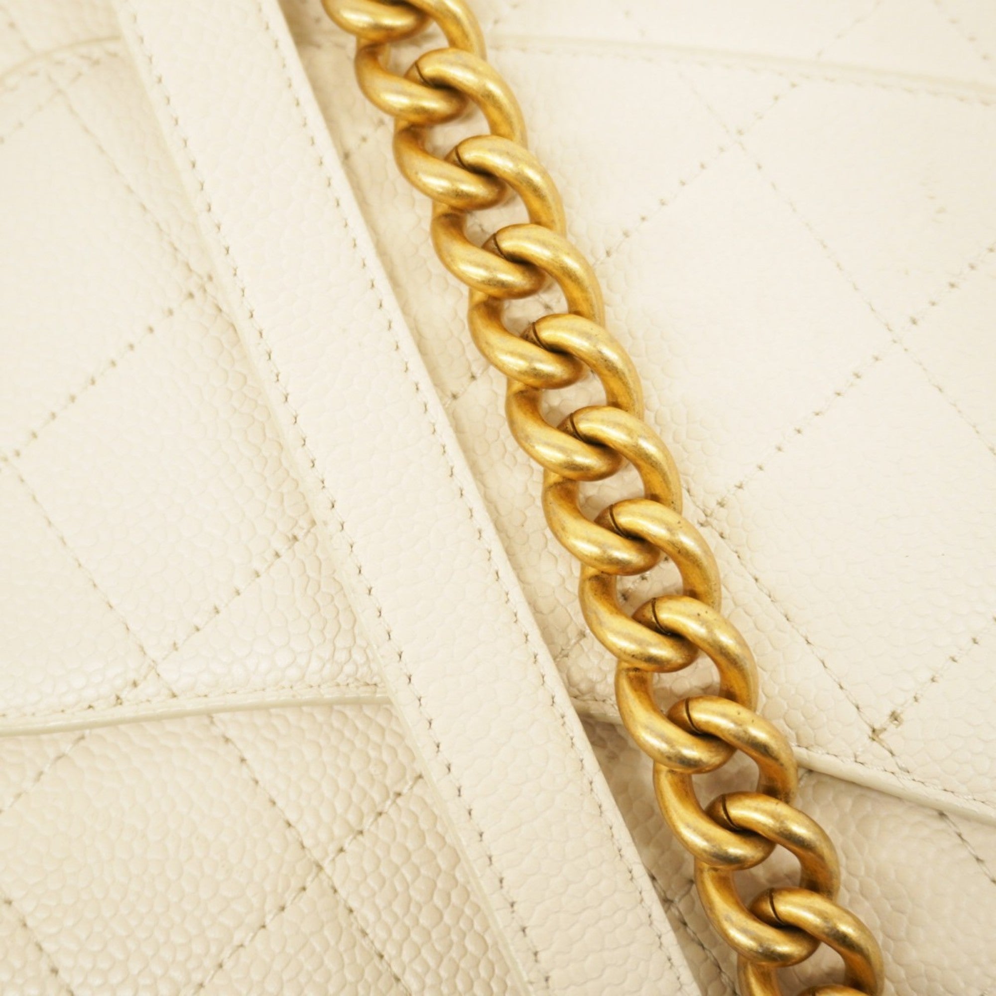 Chanel White Grained Calfskin Handbag (Pre-Owned)