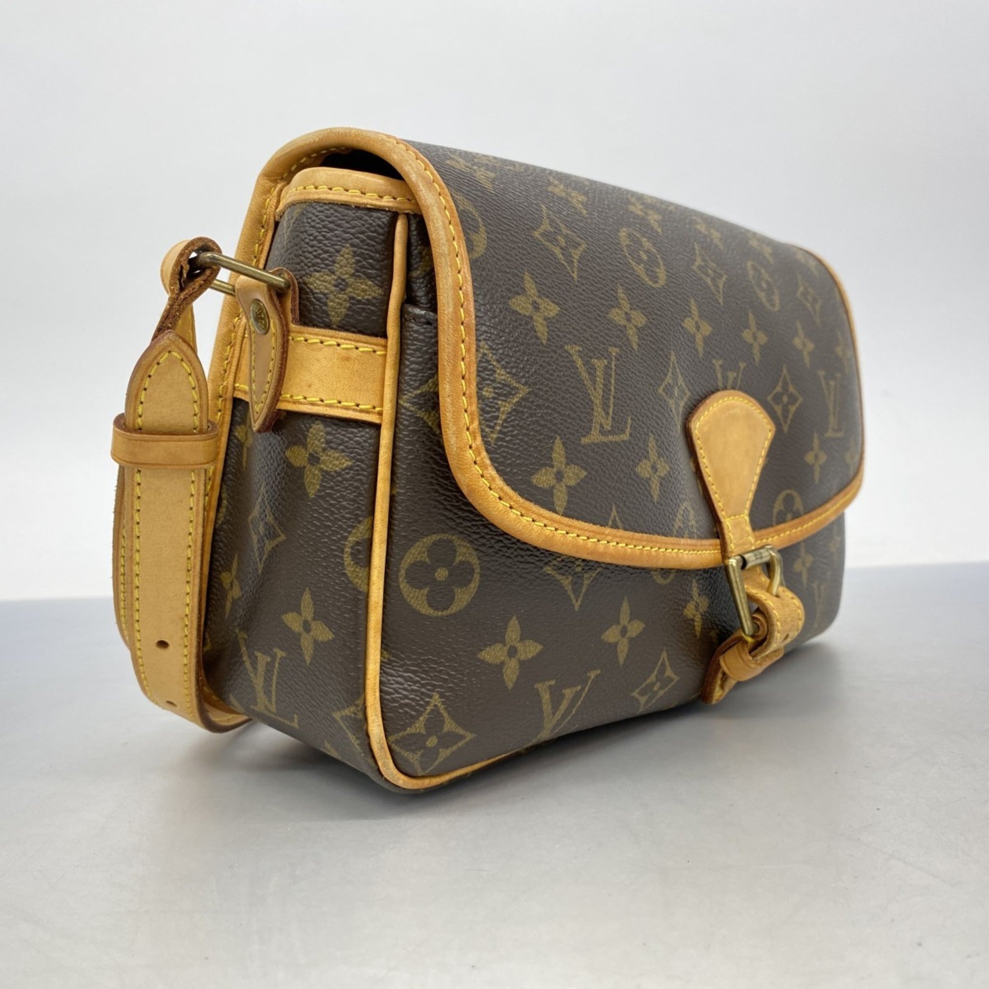 Louis Vuitton Brown Shoulder Bag (Pre-Owned)