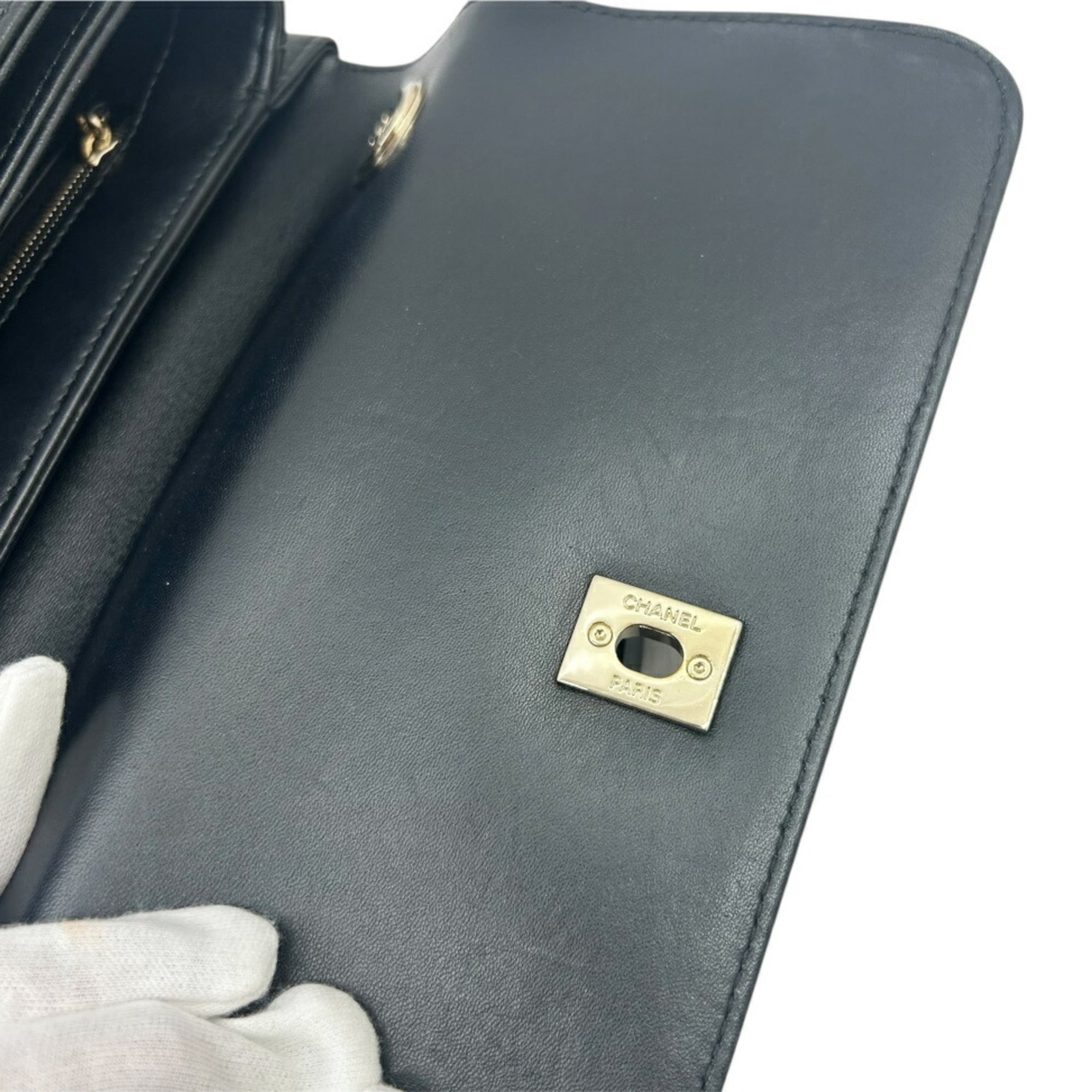 Chanel Black Leather Handbag (Pre-Owned)