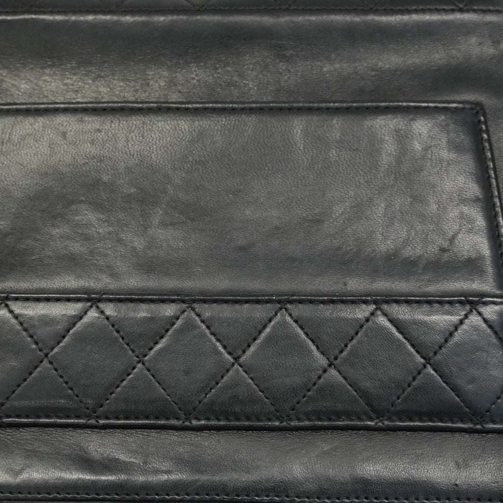 Chanel Black Leather Shoulder Bag (Pre-Owned)