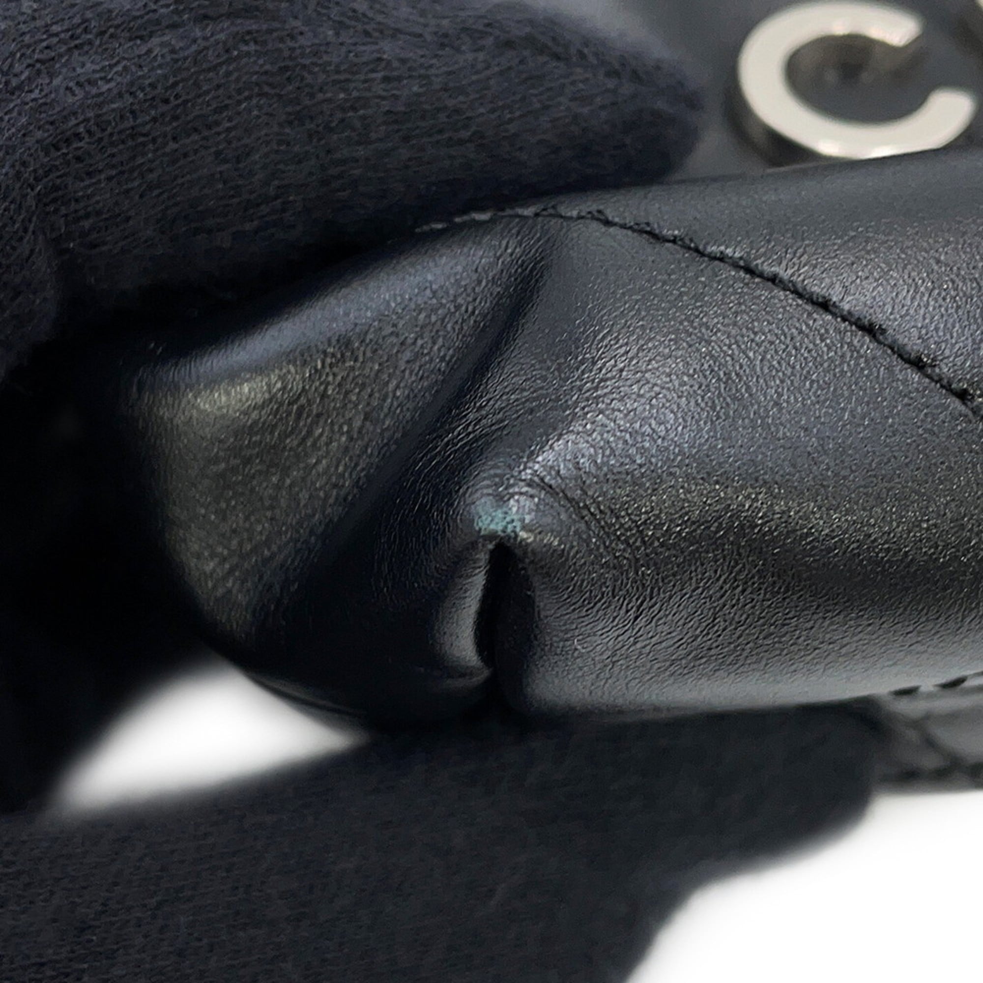 Chanel Black Leather Handbag (Pre-Owned)