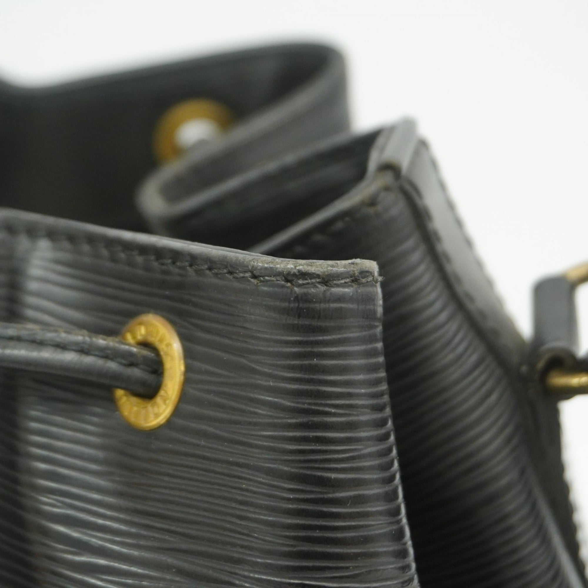 Louis Vuitton Noir Shoulder Bag (Pre-Owned)