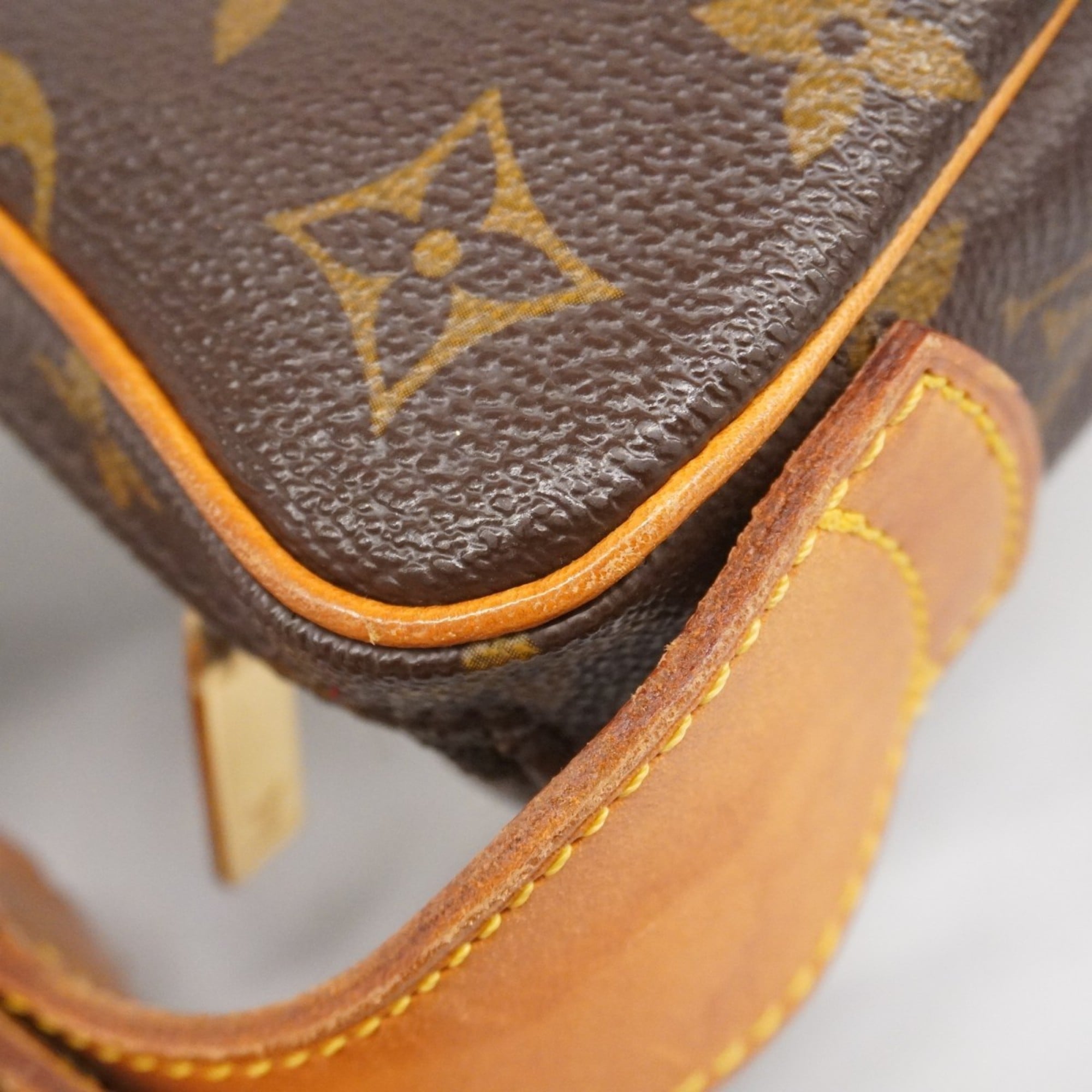 Louis Vuitton Brown Shoulder Bag (Pre-Owned)