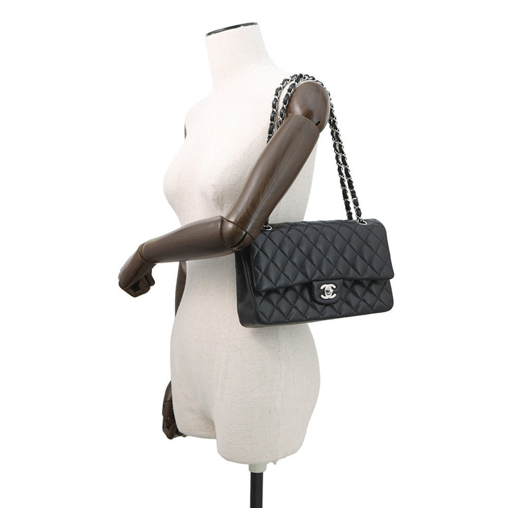 Chanel Matelasse Black Leather Shoulder Bag (Pre-Owned)