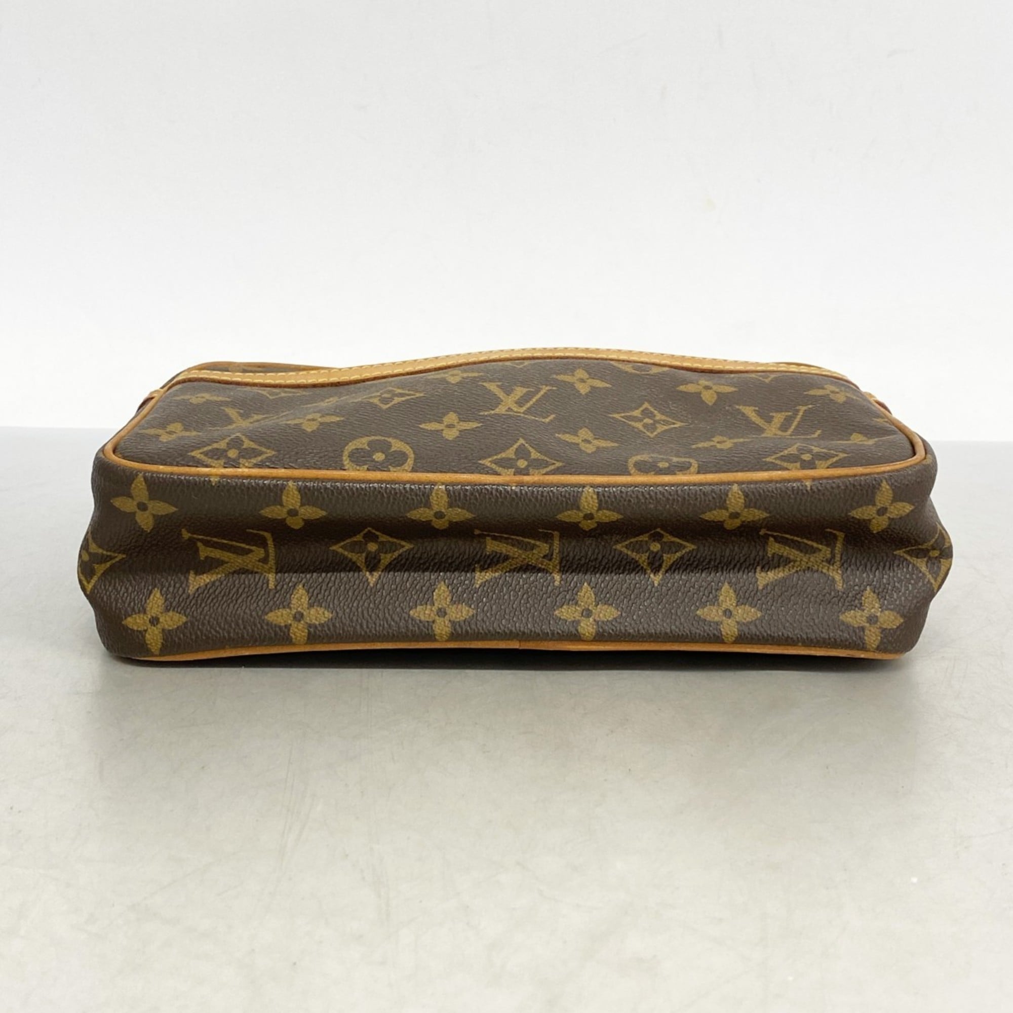 Louis Vuitton Brown Clutch Bag (Pre-Owned)