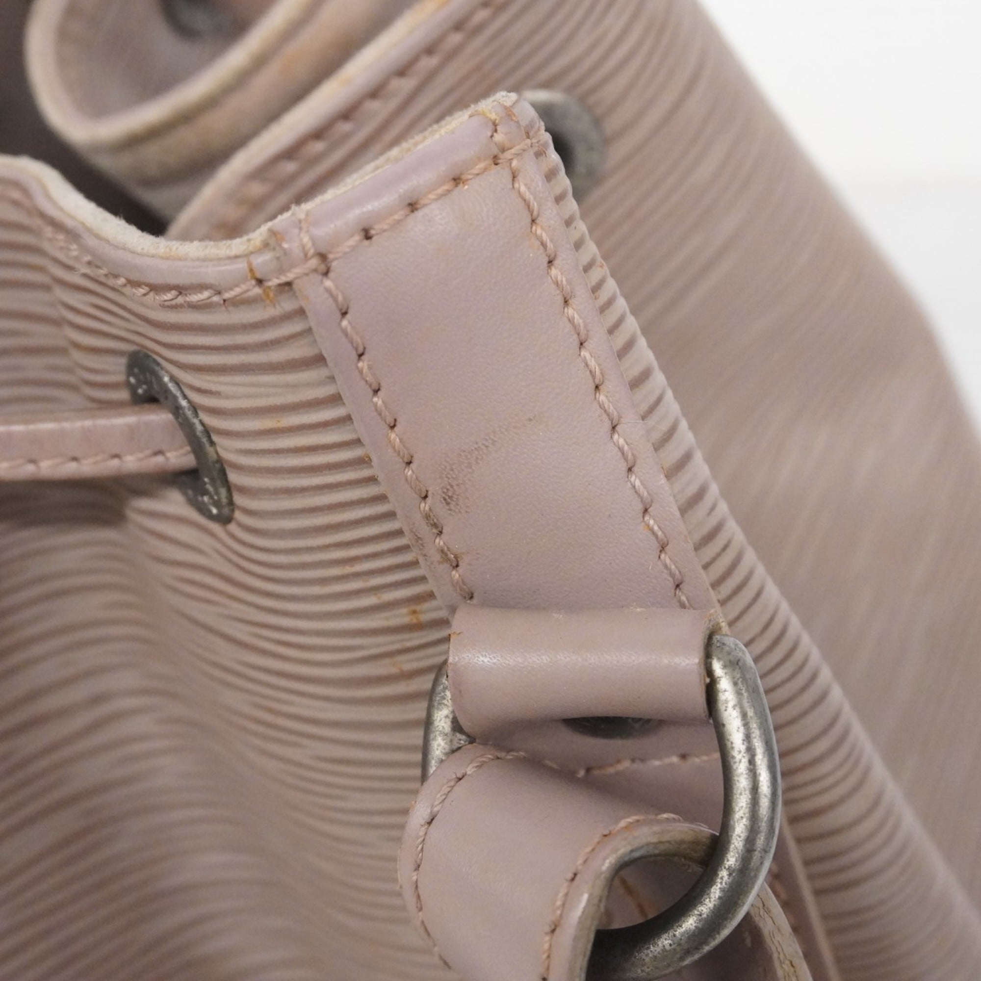 Louis Vuitton Lilac Shoulder Bag (Pre-Owned)