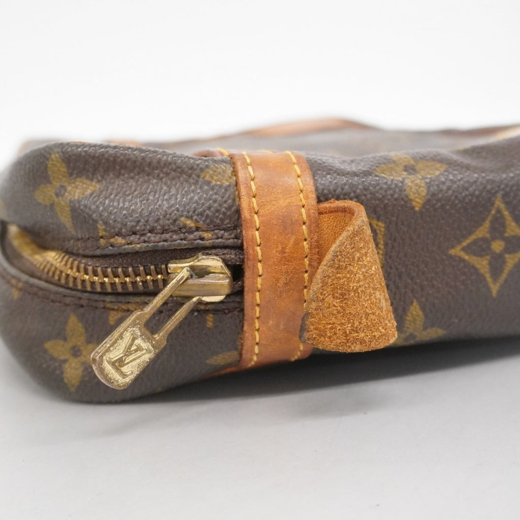 Louis Vuitton Brown Clutch Bag (Pre-Owned)