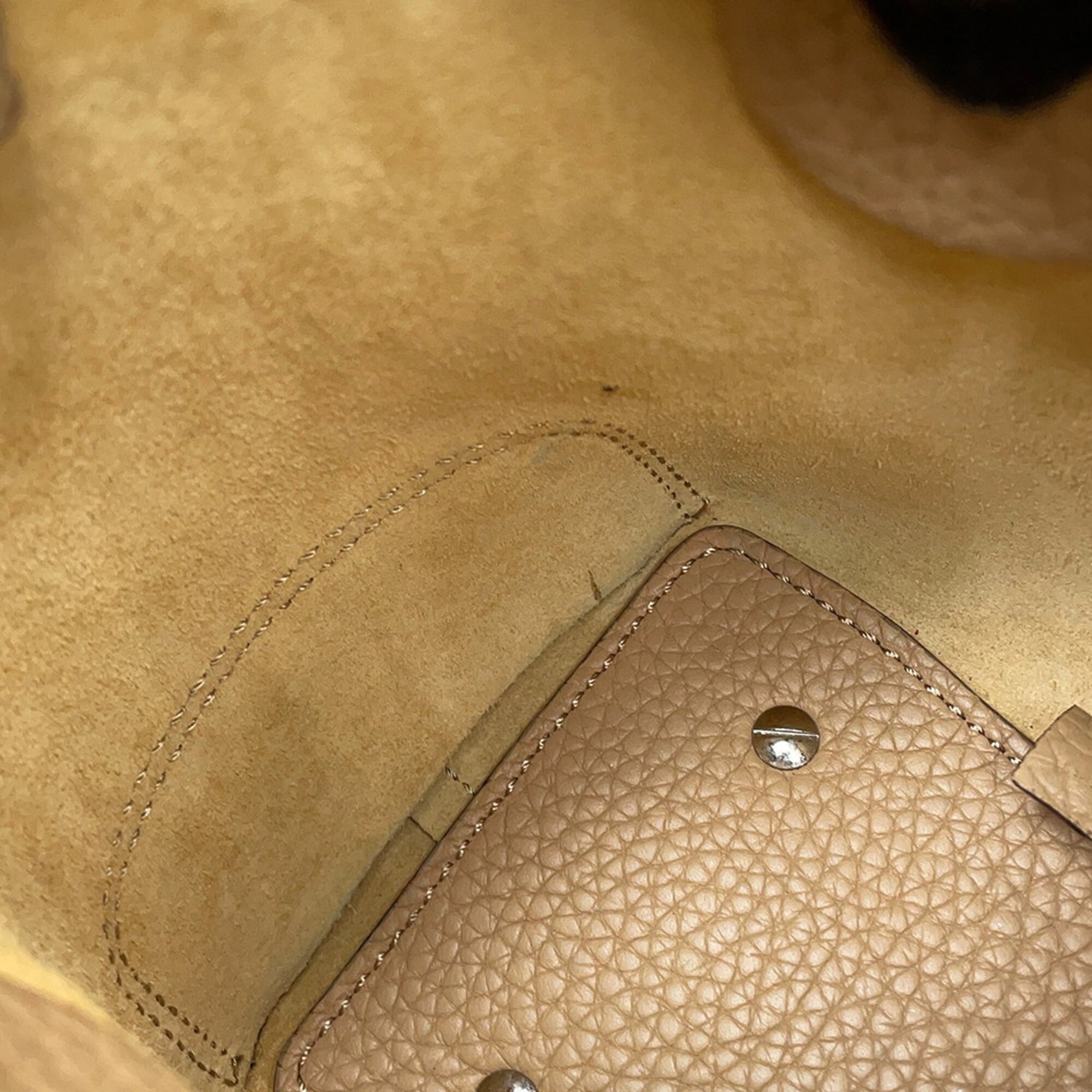 Tod's Beige Leather Handbag (Pre-Owned)