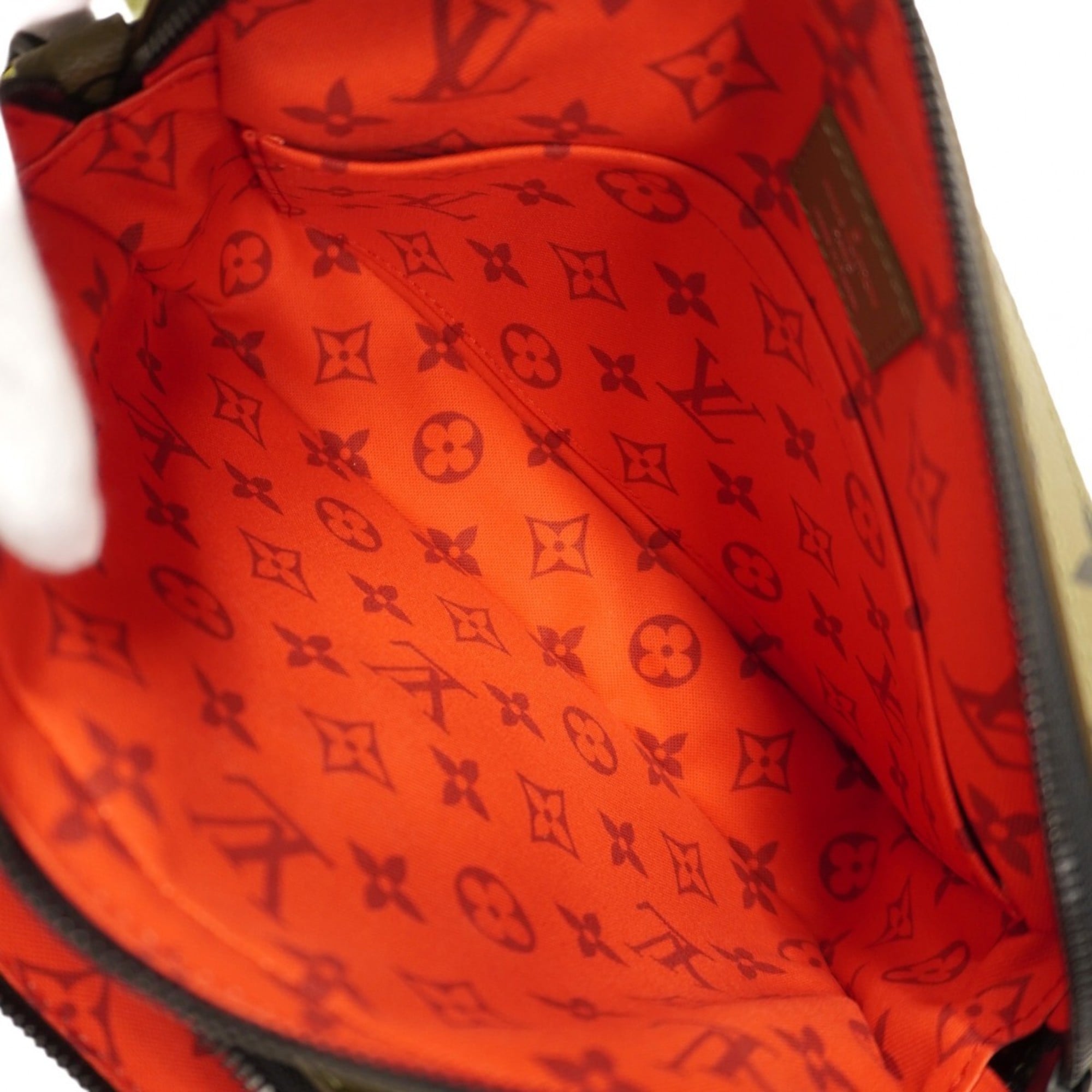 Louis Vuitton Khaki Shoulder Bag (Pre-Owned)