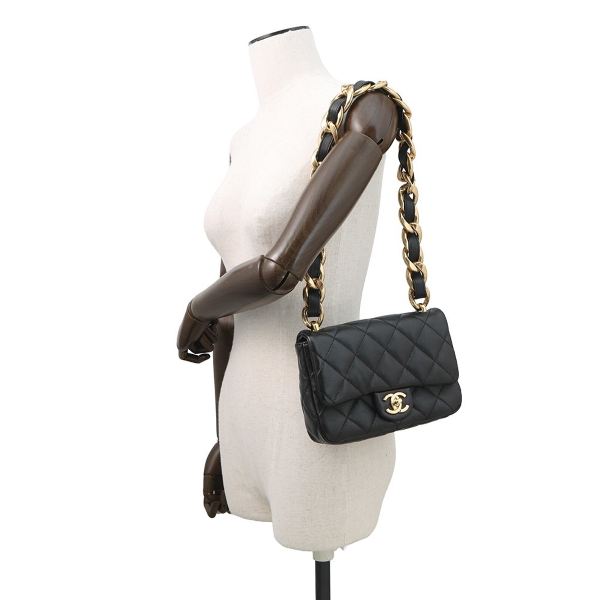 Chanel Matelasse Black Leather Shoulder Bag (Pre-Owned)
