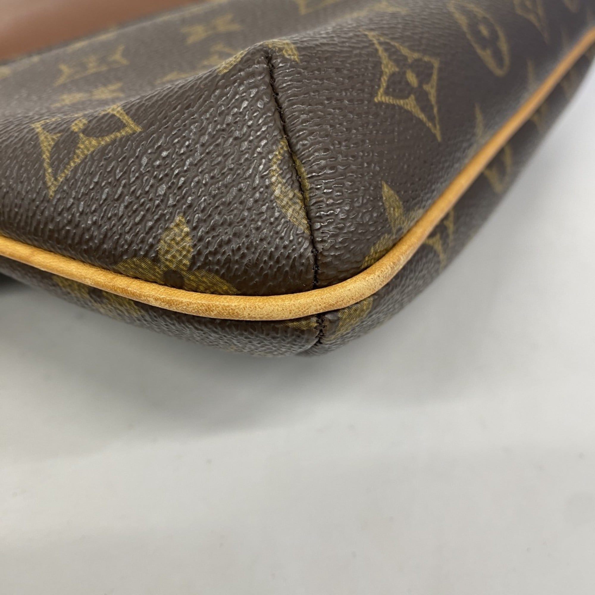 Louis Vuitton Brown Shoulder Bag (Pre-Owned)