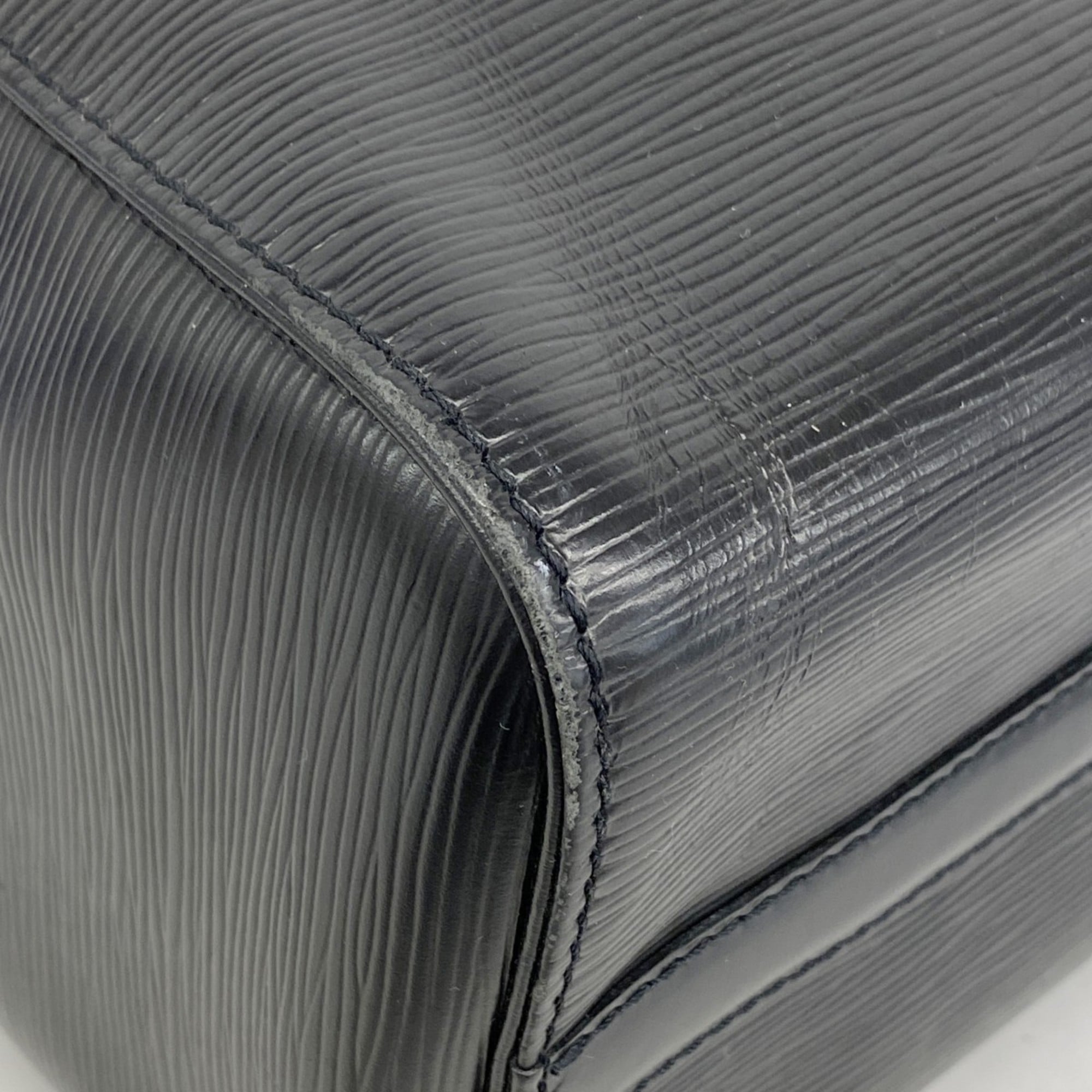 Louis Vuitton Noir Handbag (Pre-Owned)