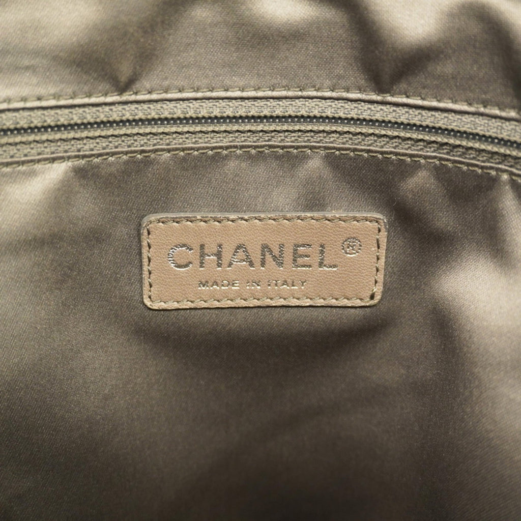 Chanel Gray Leather Shoulder Bag (Pre-Owned)