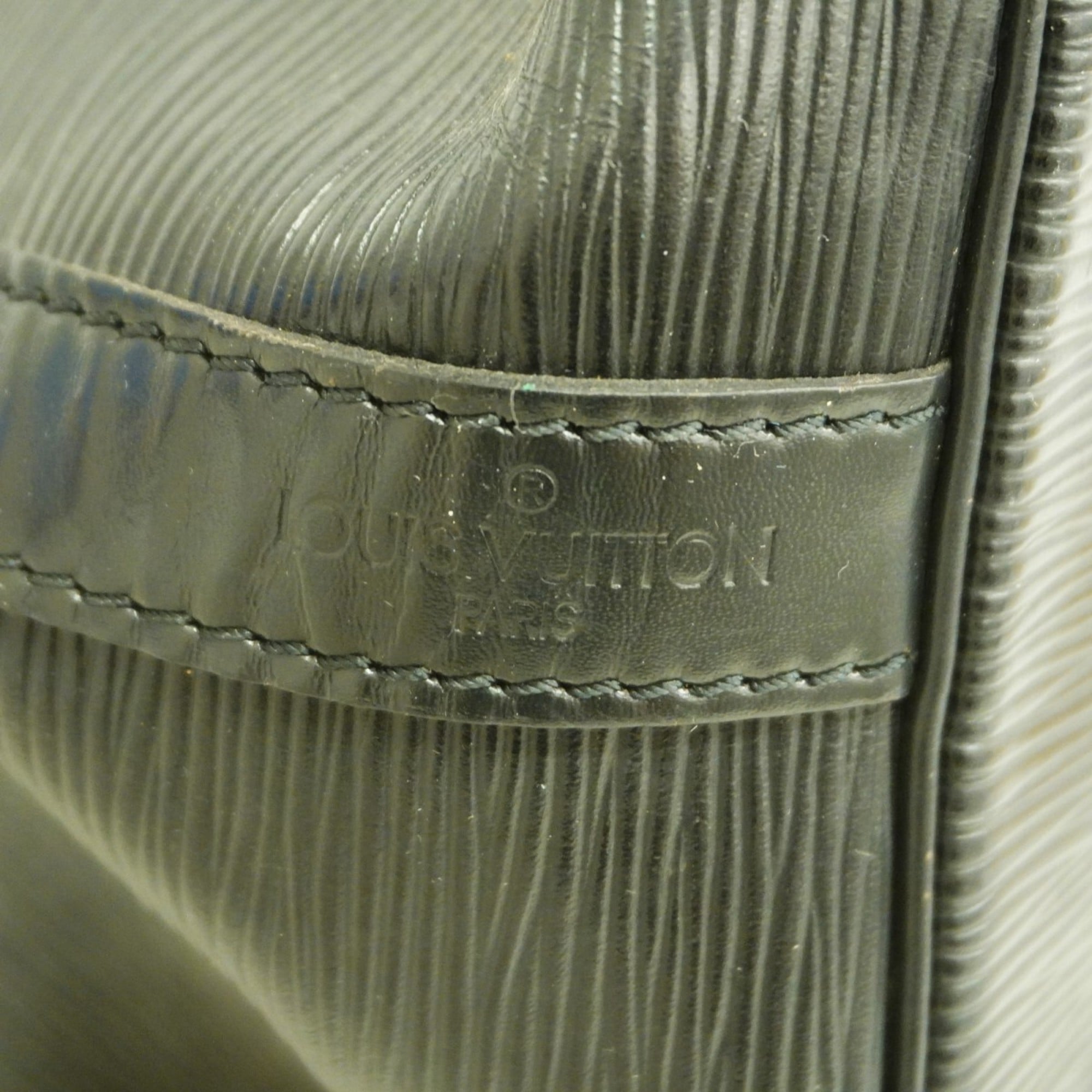 Louis Vuitton Noir Shoulder Bag (Pre-Owned)