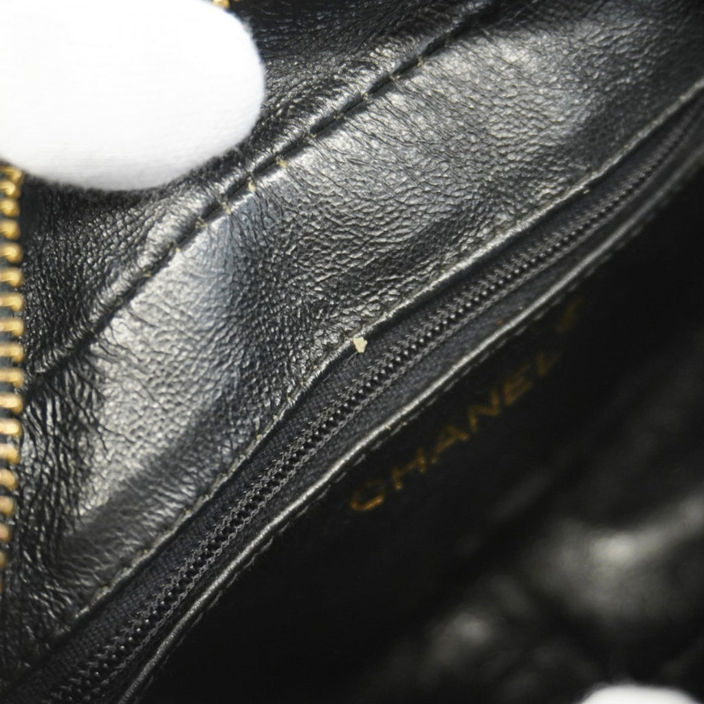 Chanel Black Leather Shoulder Bag (Pre-Owned)