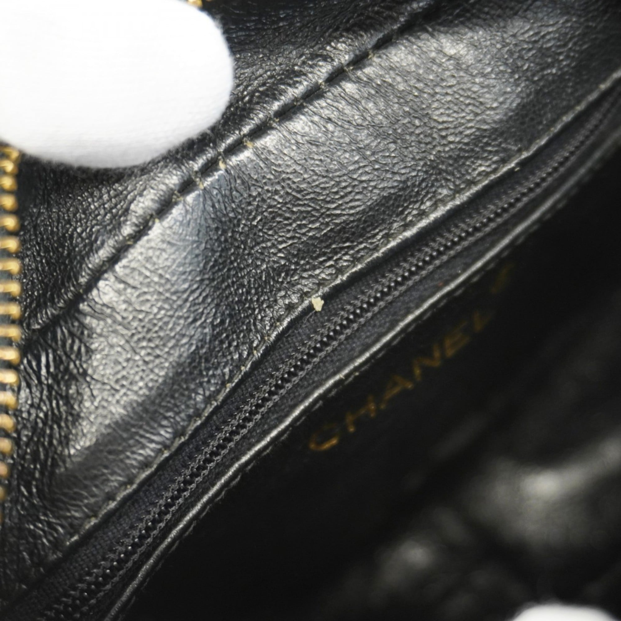Chanel Black Leather Shoulder Bag (Pre-Owned)