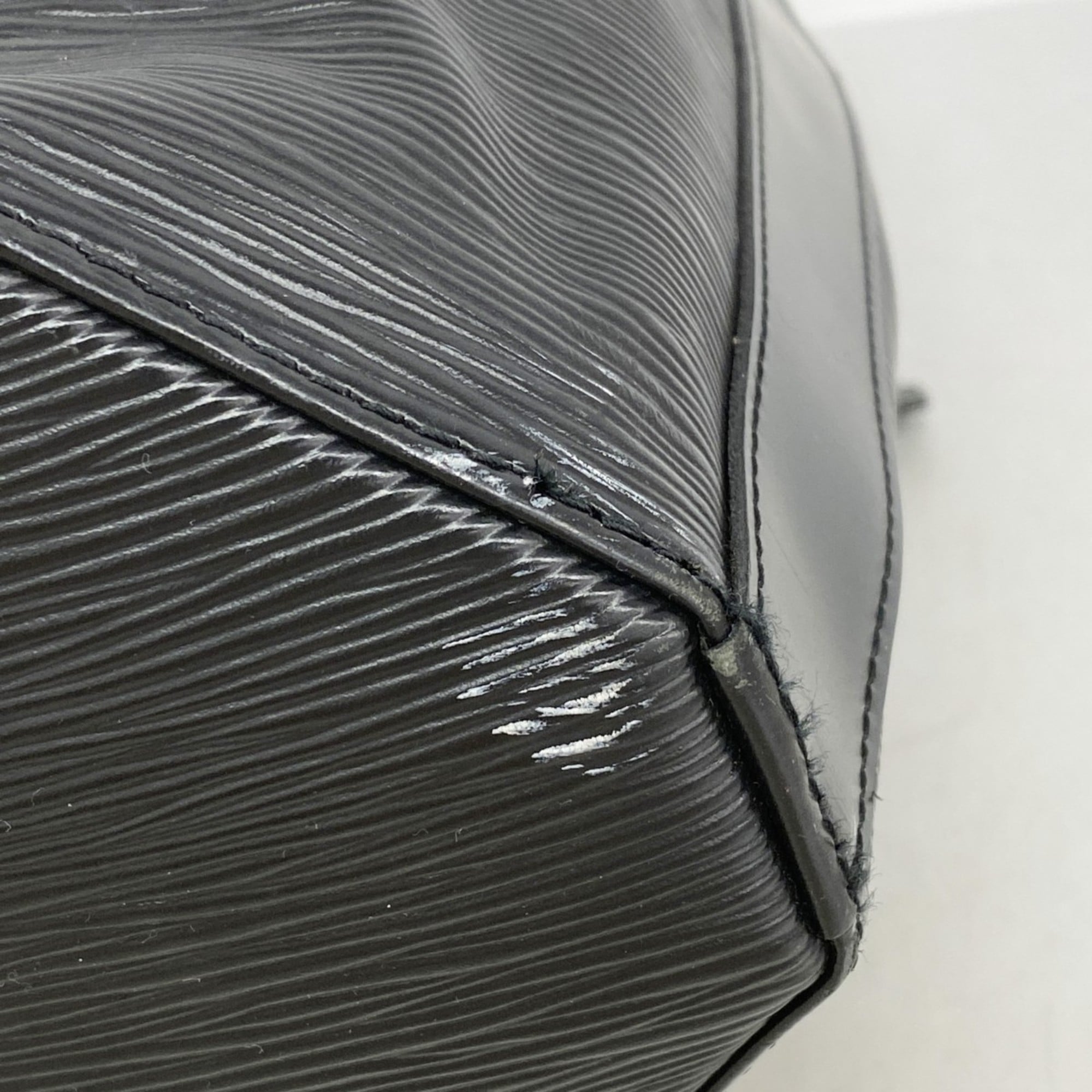 Louis Vuitton Noir Shoulder Bag (Pre-Owned)