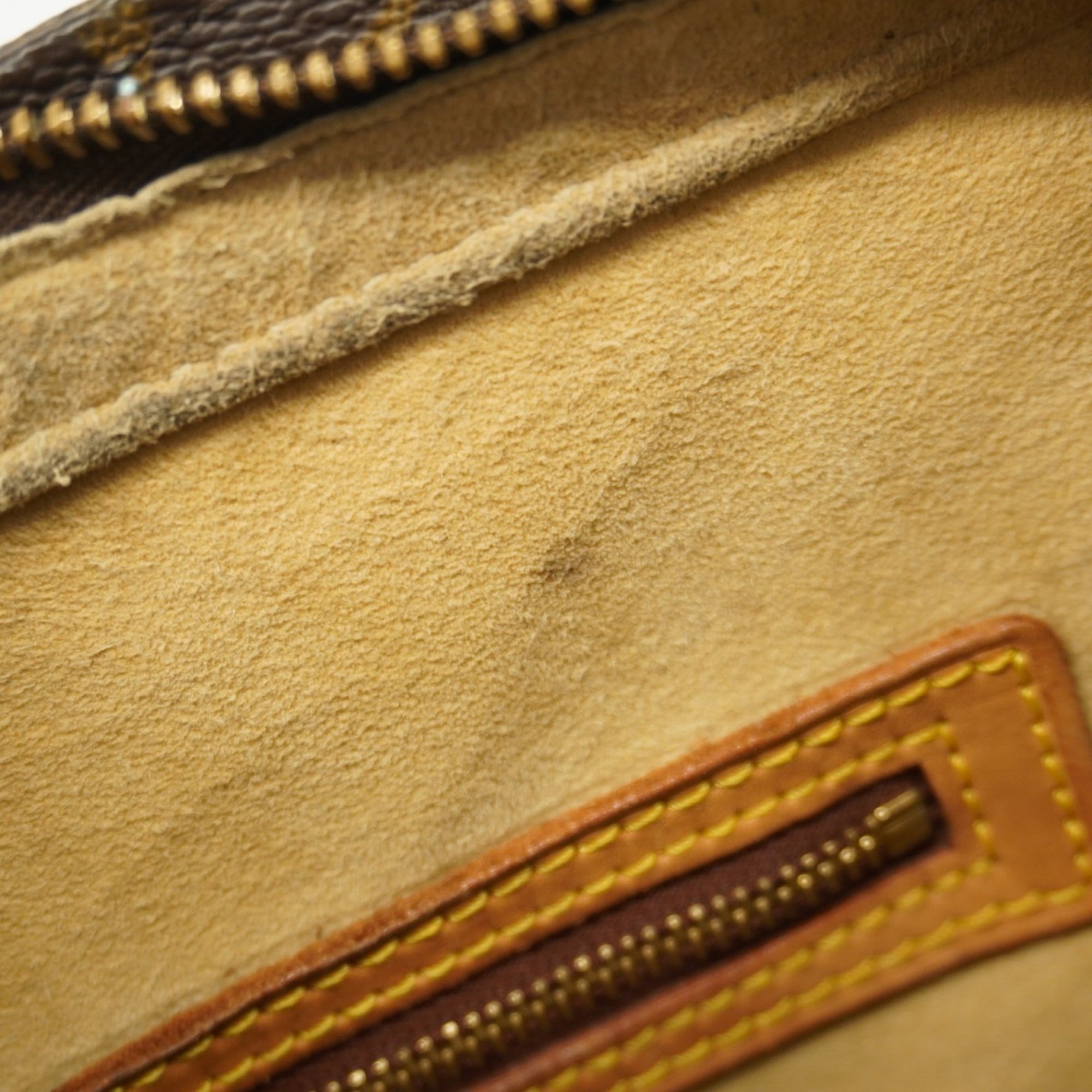 Louis Vuitton Brown Shoulder Bag (Pre-Owned)