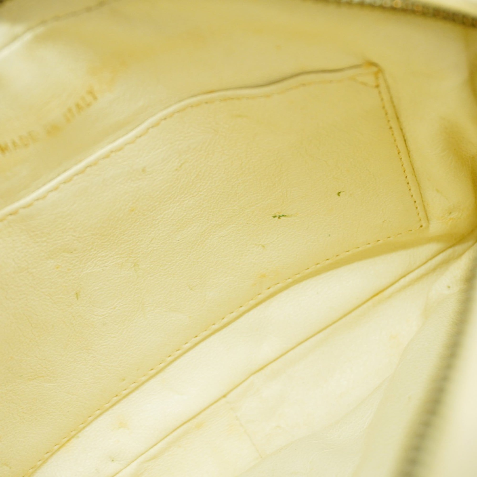 Chanel White Leather Shoulder Bag (Pre-Owned)
