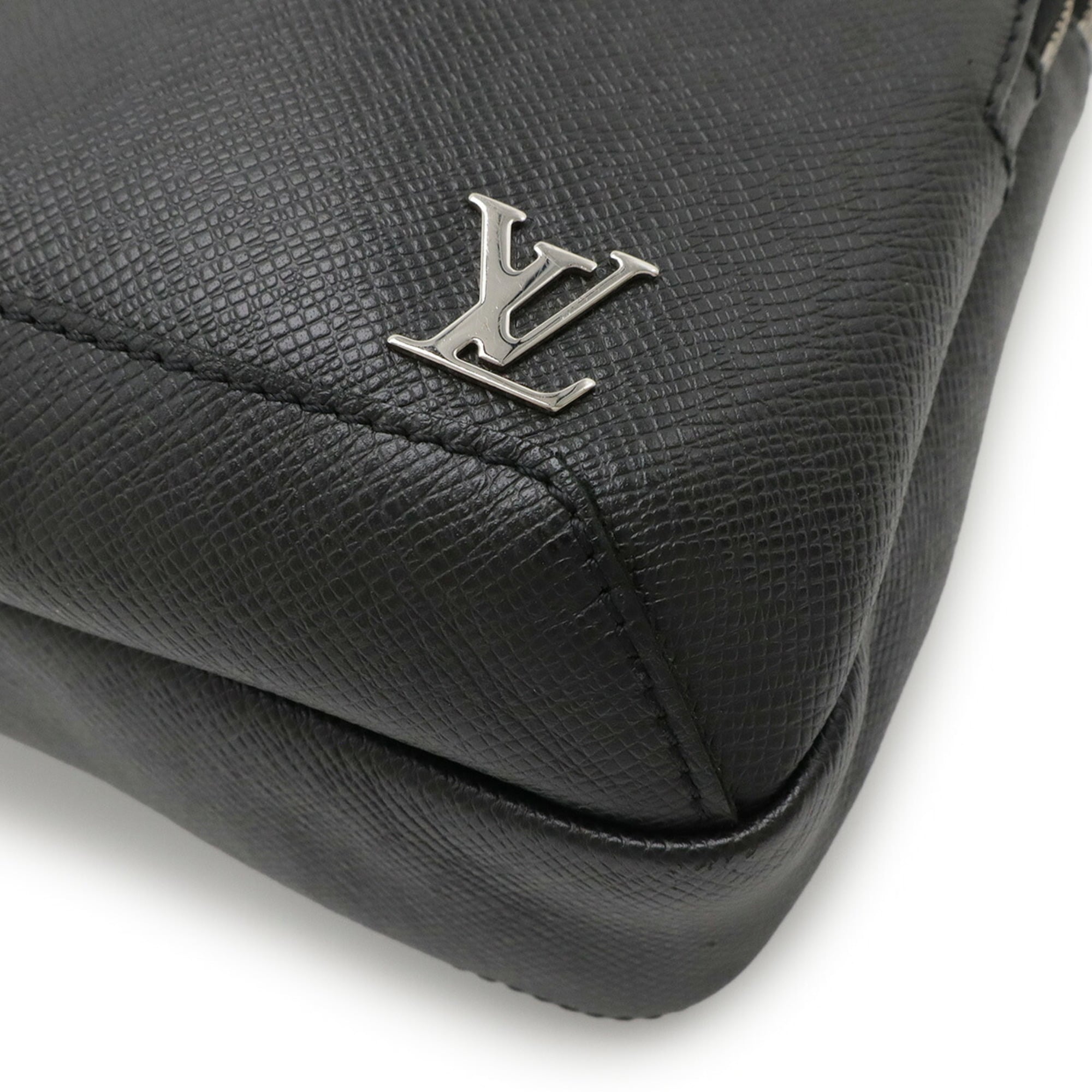 Louis Vuitton Taiga Black Noir Taiga Leather Shoulder Bag Sling Bag (Pre-Owned)