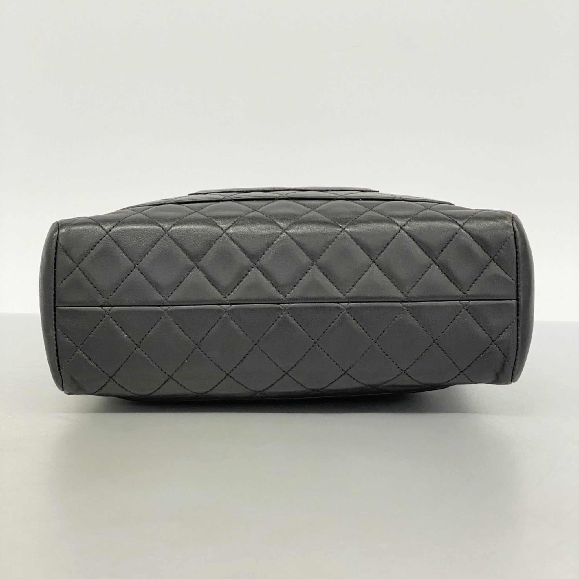 Chanel Black Leather Handbag (Pre-Owned)