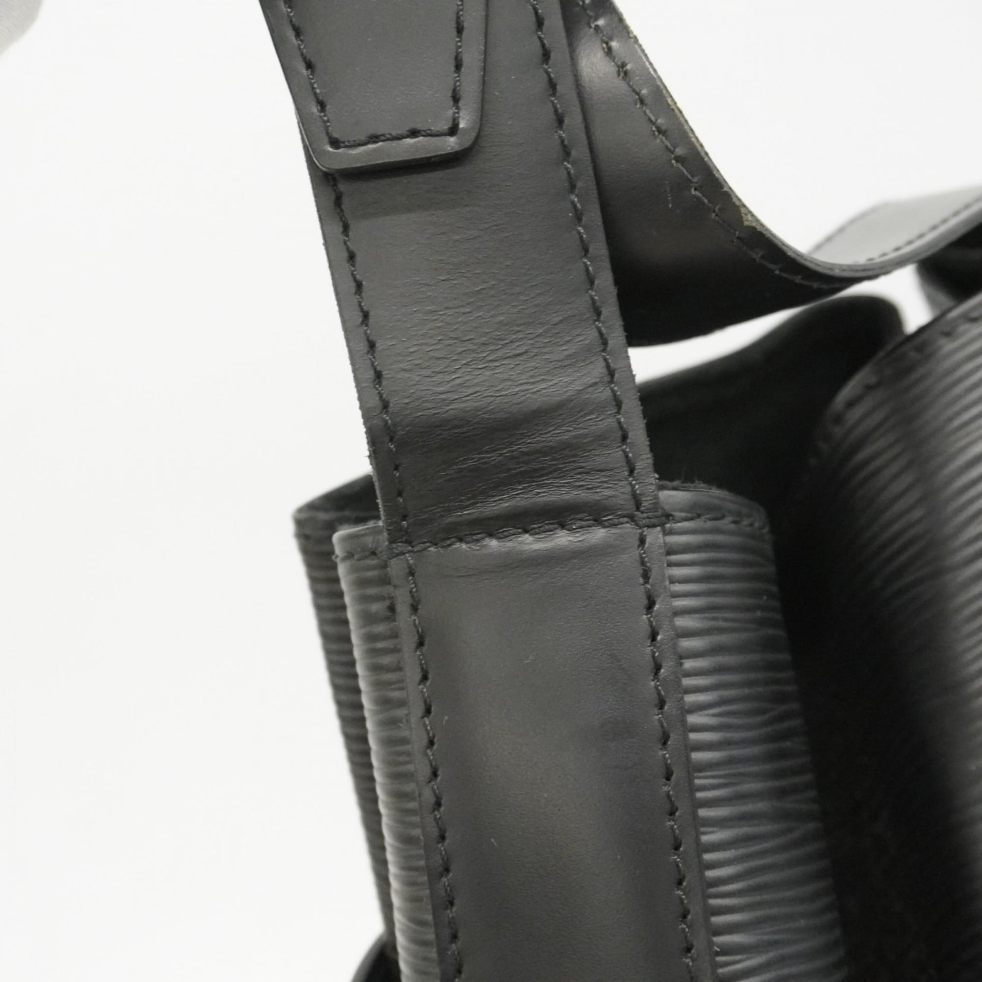 Louis Vuitton Noir Shoulder Bag (Pre-Owned)