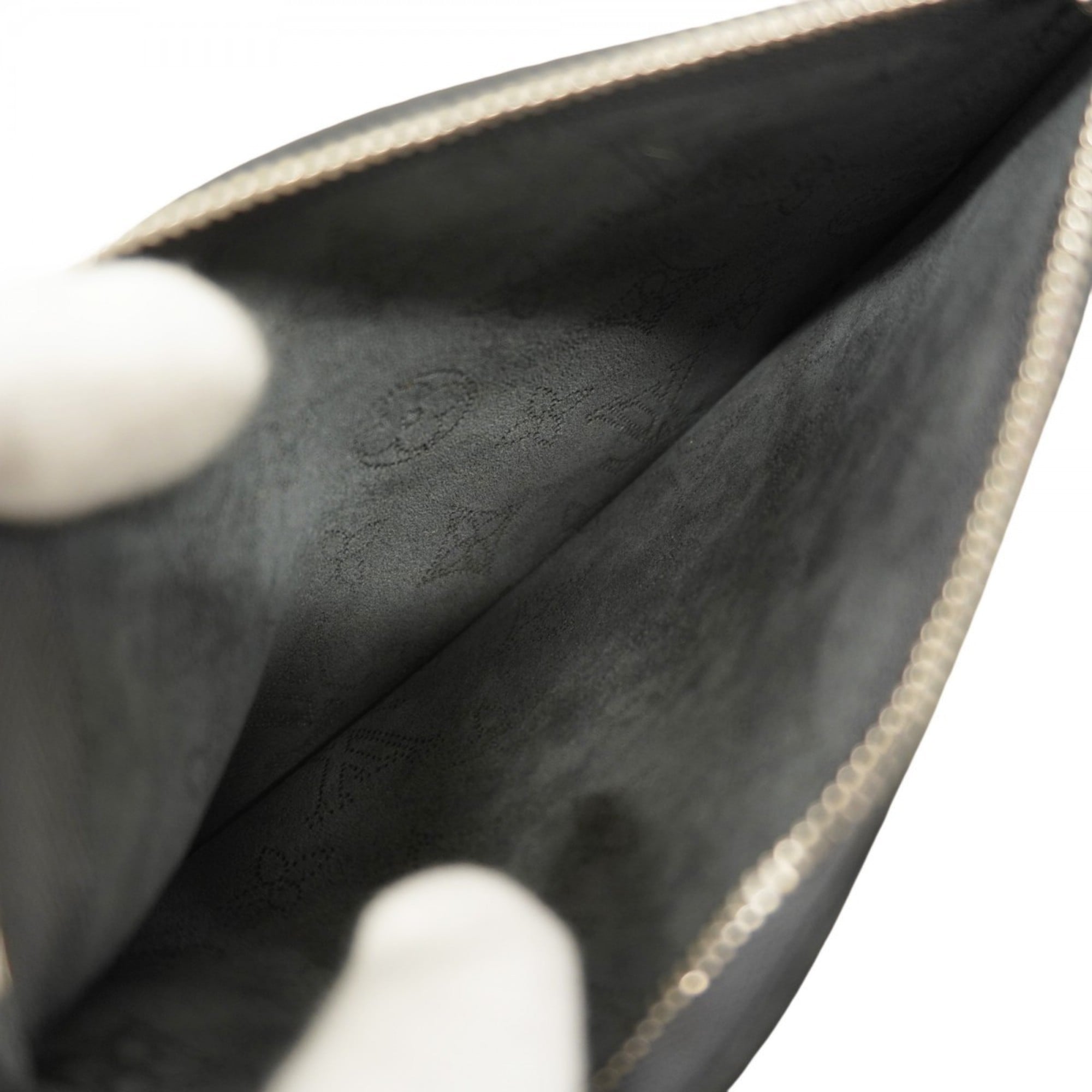 Louis Vuitton Noir Handbag (Pre-Owned)