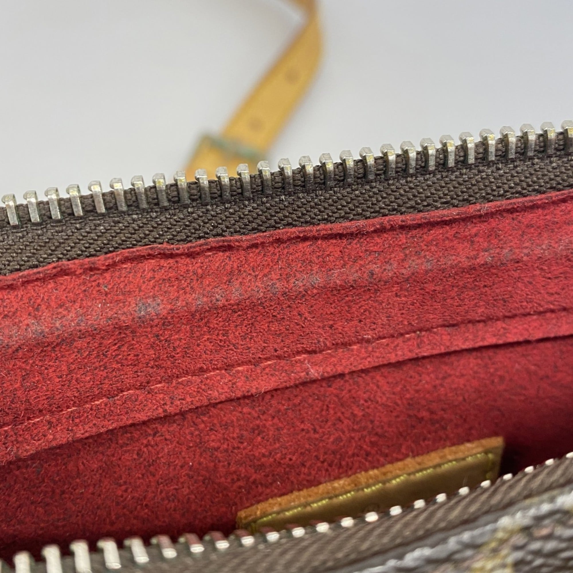 Louis Vuitton Brown Shoulder Bag (Pre-Owned)