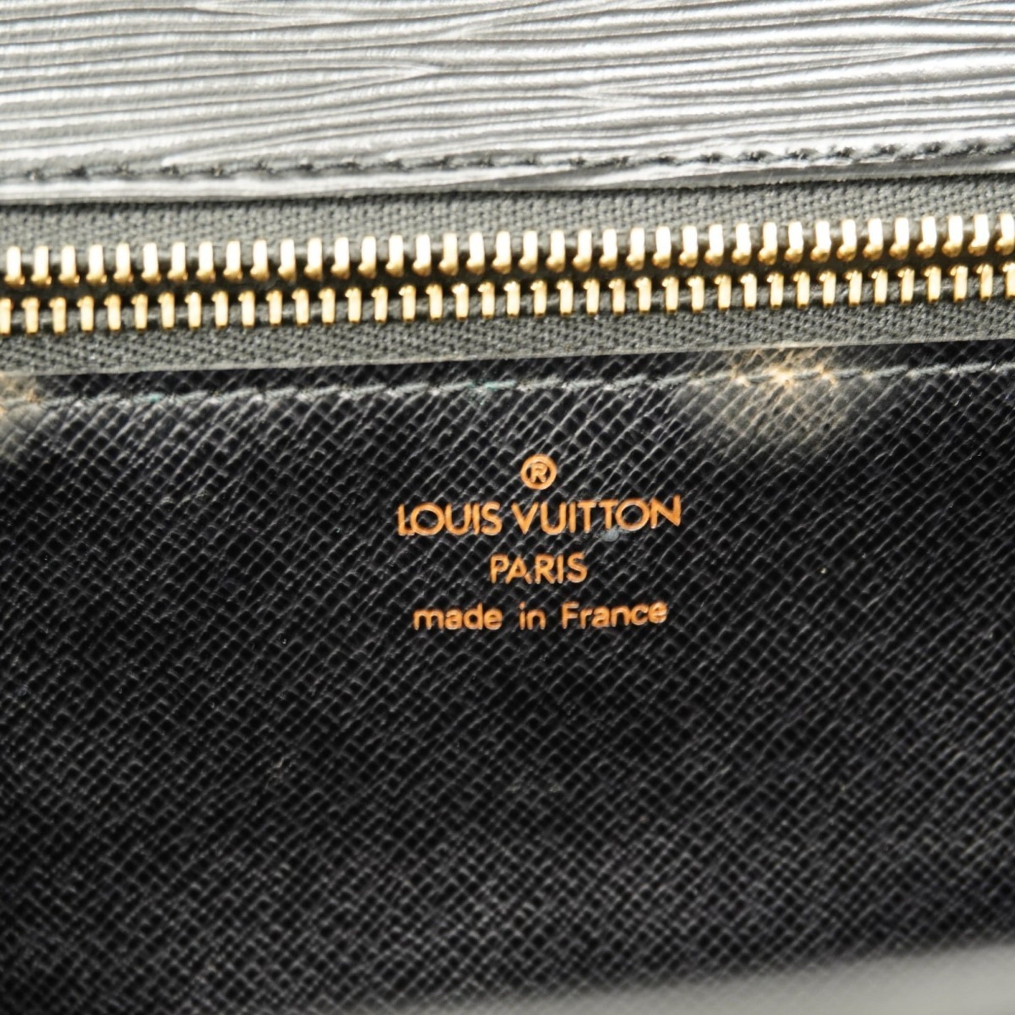 Louis Vuitton Noir Handbag (Pre-Owned)