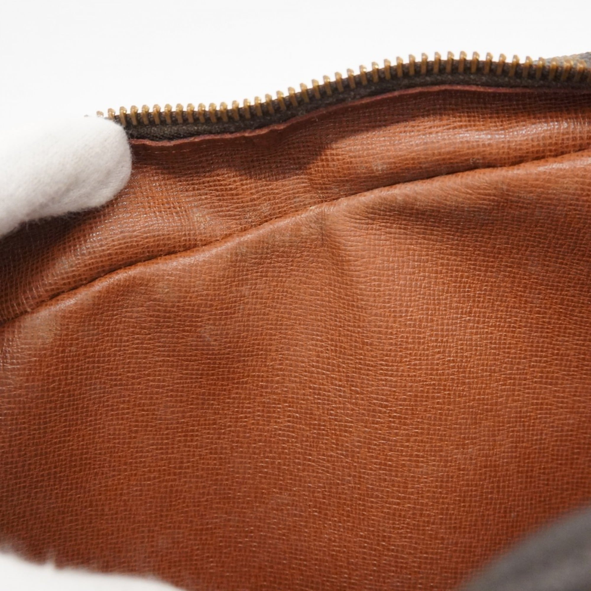 Louis Vuitton Brown Clutch Bag (Pre-Owned)