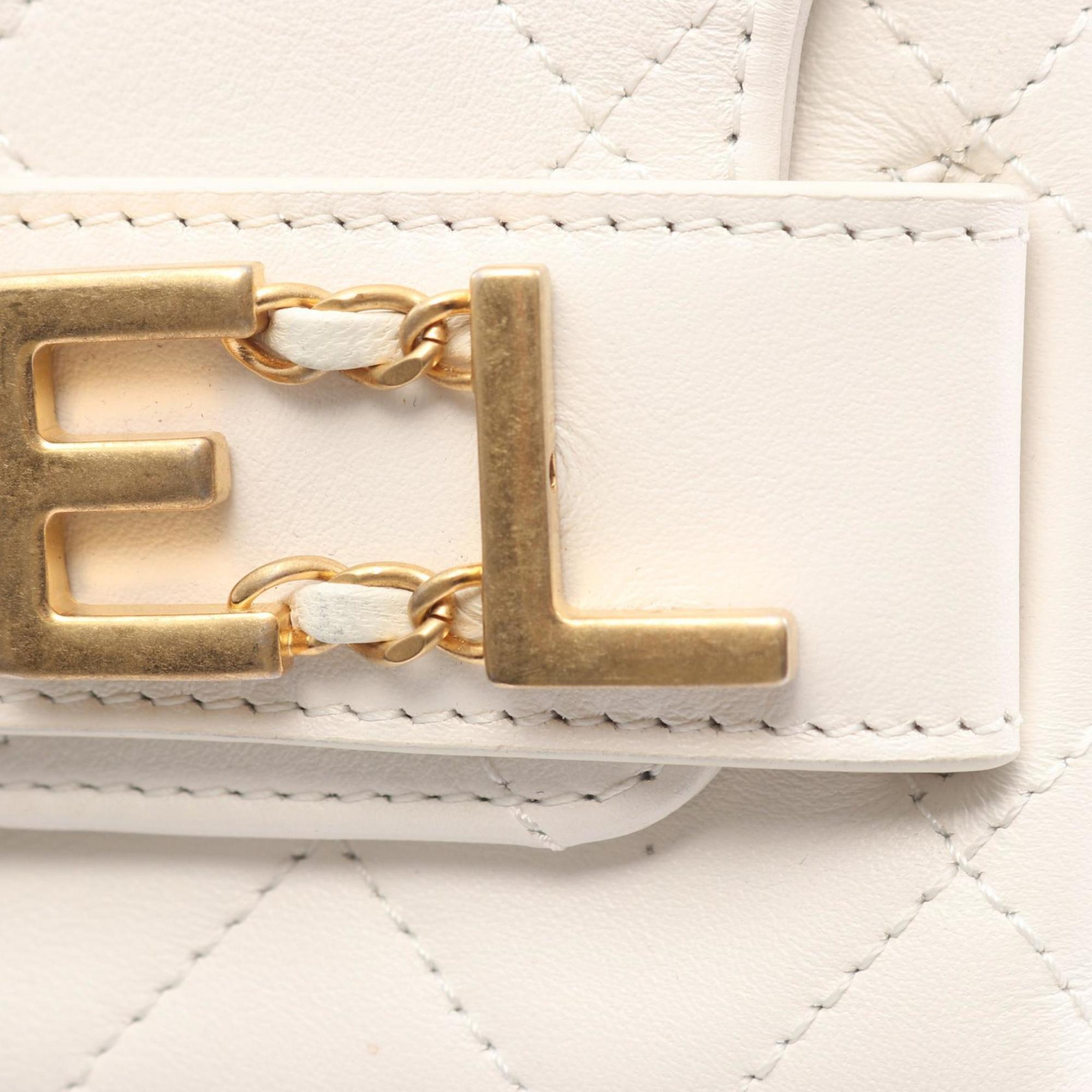 Chanel White Leather Shoulder Bag (Pre-Owned)