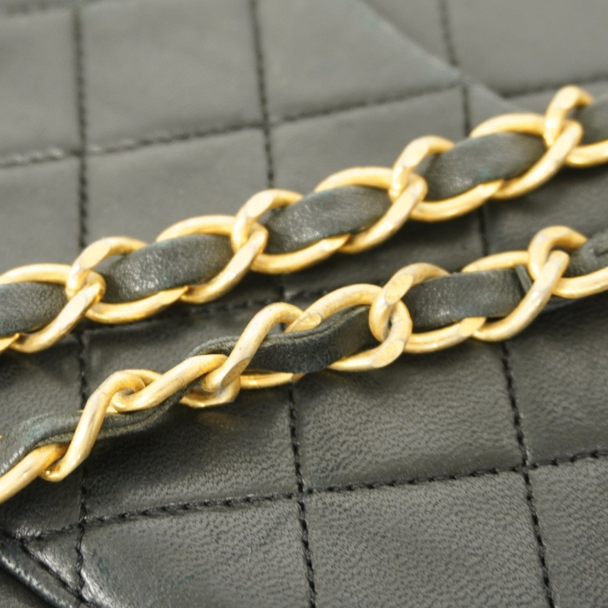 Chanel Black Leather Shoulder Bag (Pre-Owned)