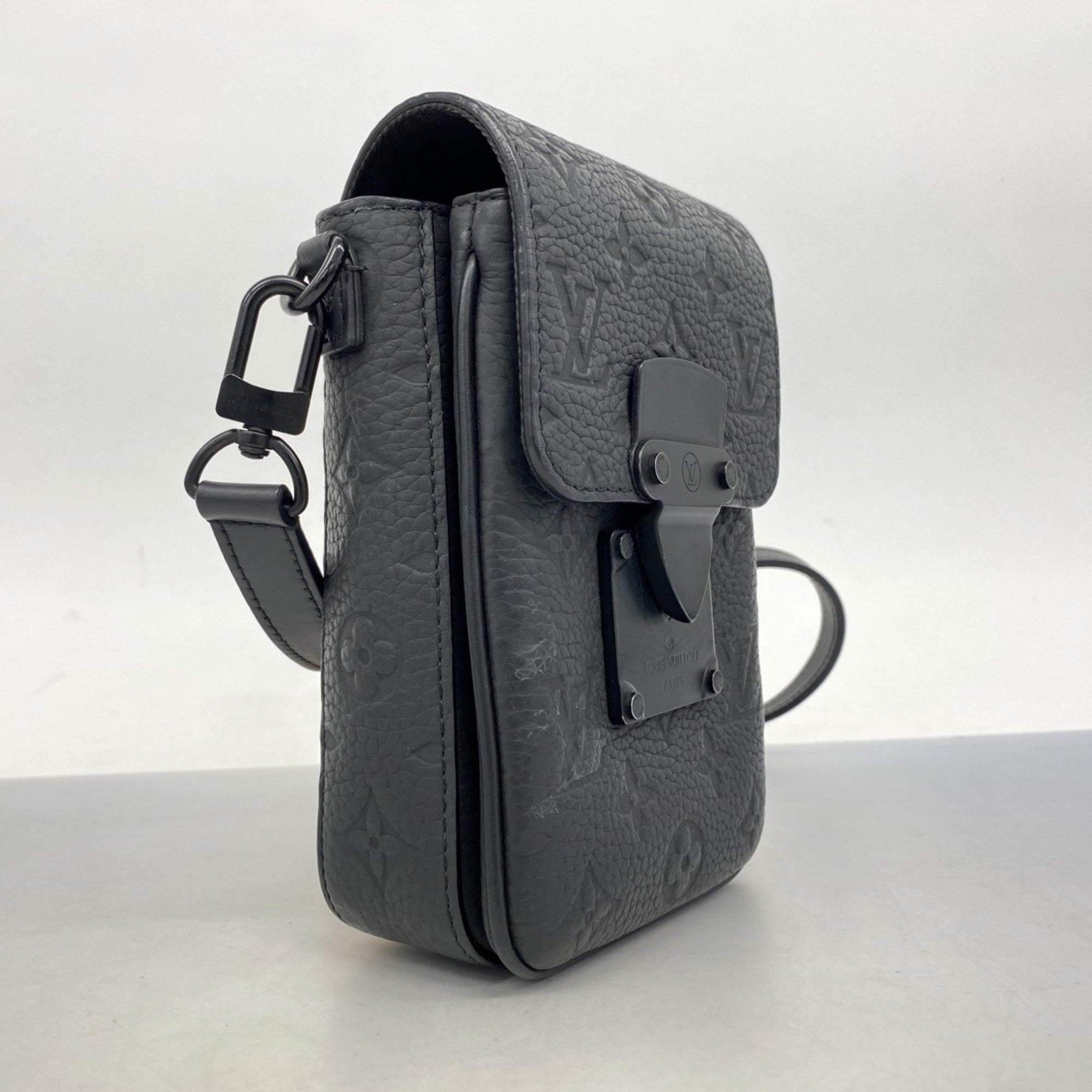 Louis Vuitton Noir Shoulder Bag (Pre-Owned)
