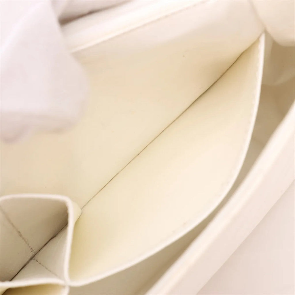 Chanel White Leather Shoulder Bag (Pre-Owned)