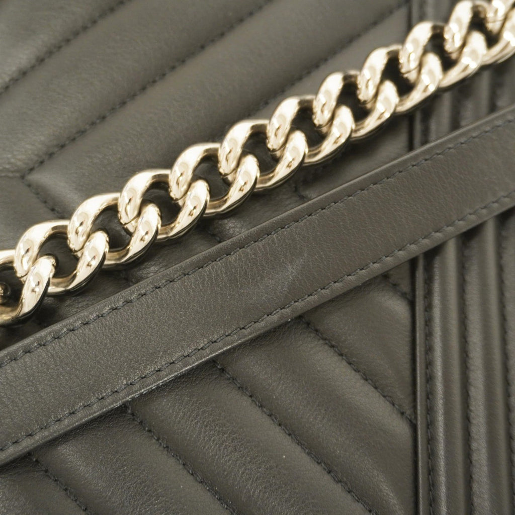 Chanel Black Leather Shoulder Bag (Pre-Owned)