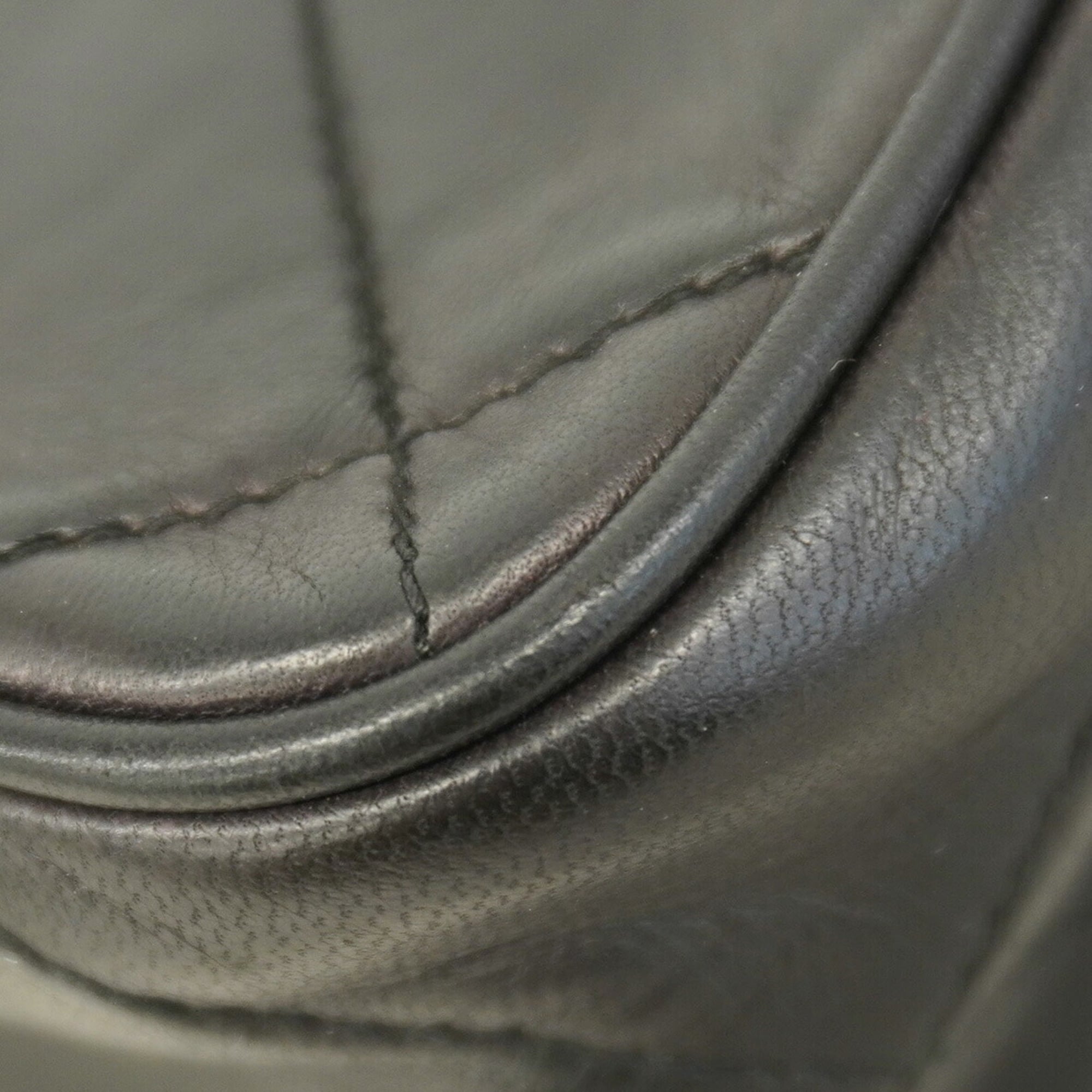 Chanel Black Leather Shoulder Bag (Pre-Owned)