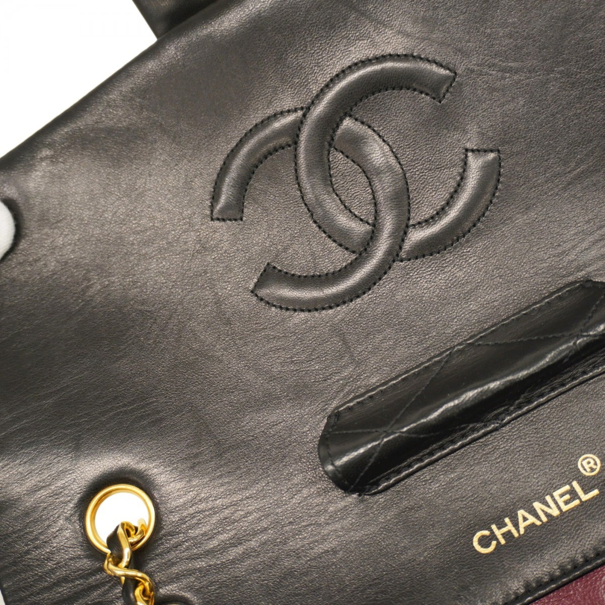 Chanel Black Leather Shoulder Bag (Pre-Owned)