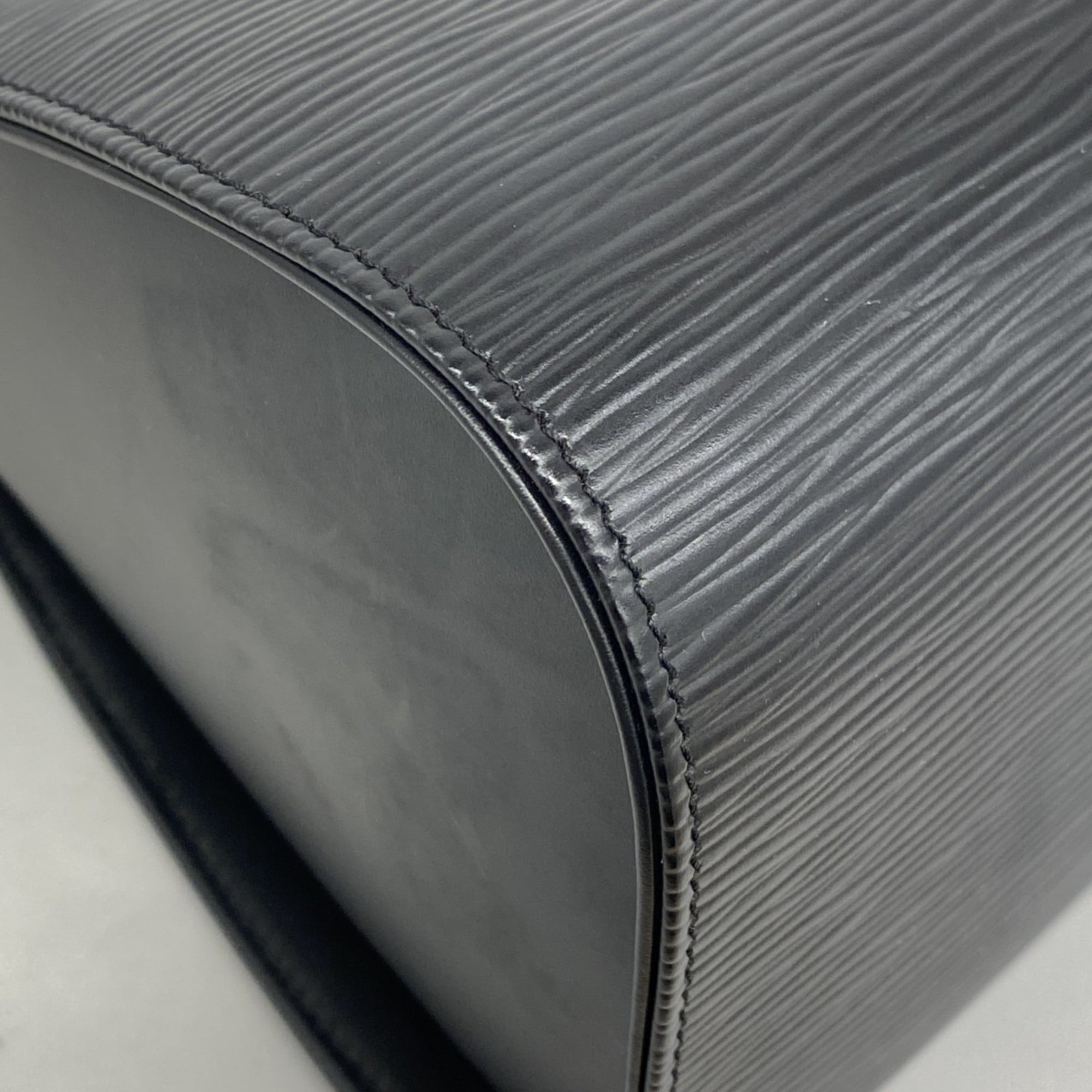 Louis Vuitton Noir Shoulder Bag (Pre-Owned)