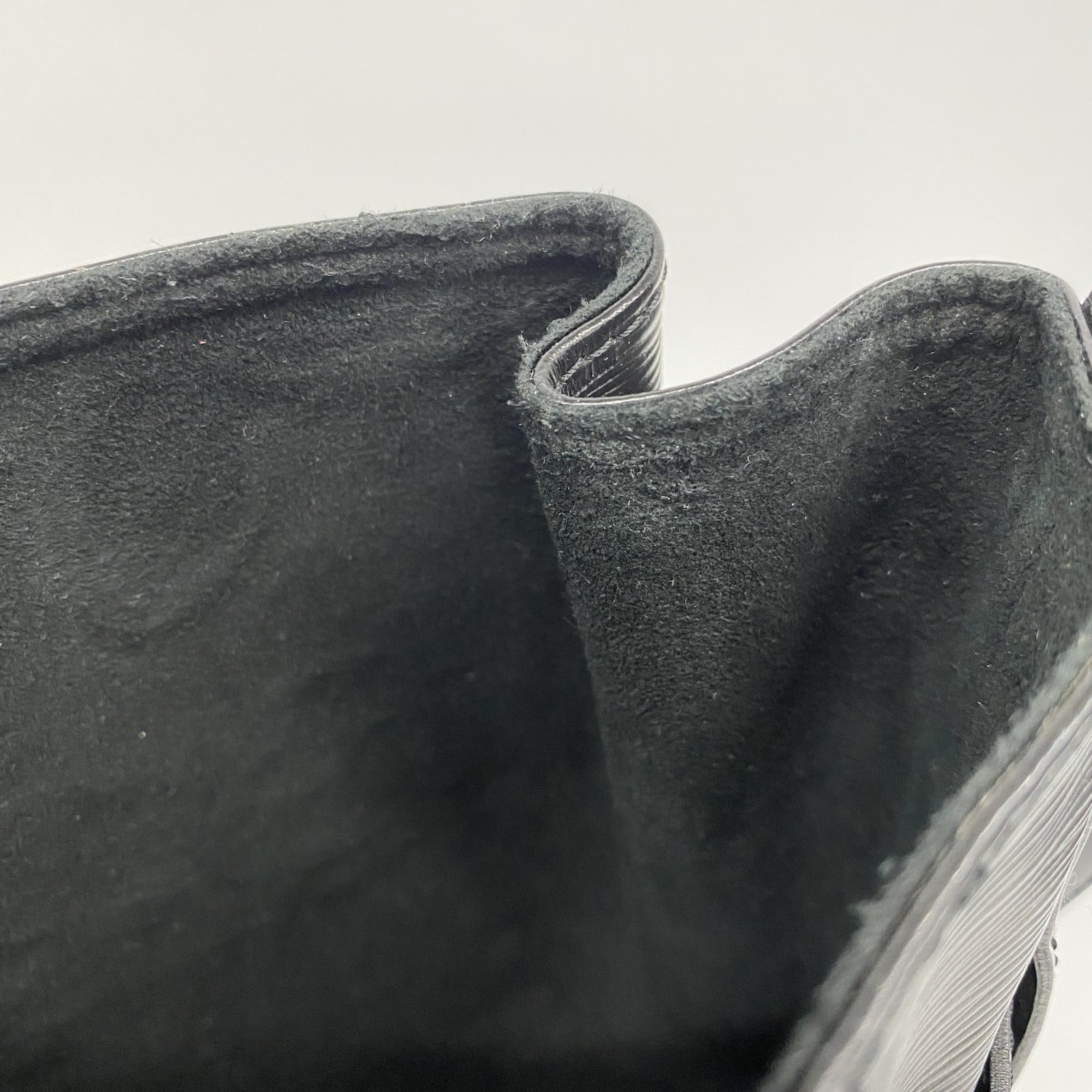 Louis Vuitton Noir Shoulder Bag (Pre-Owned)