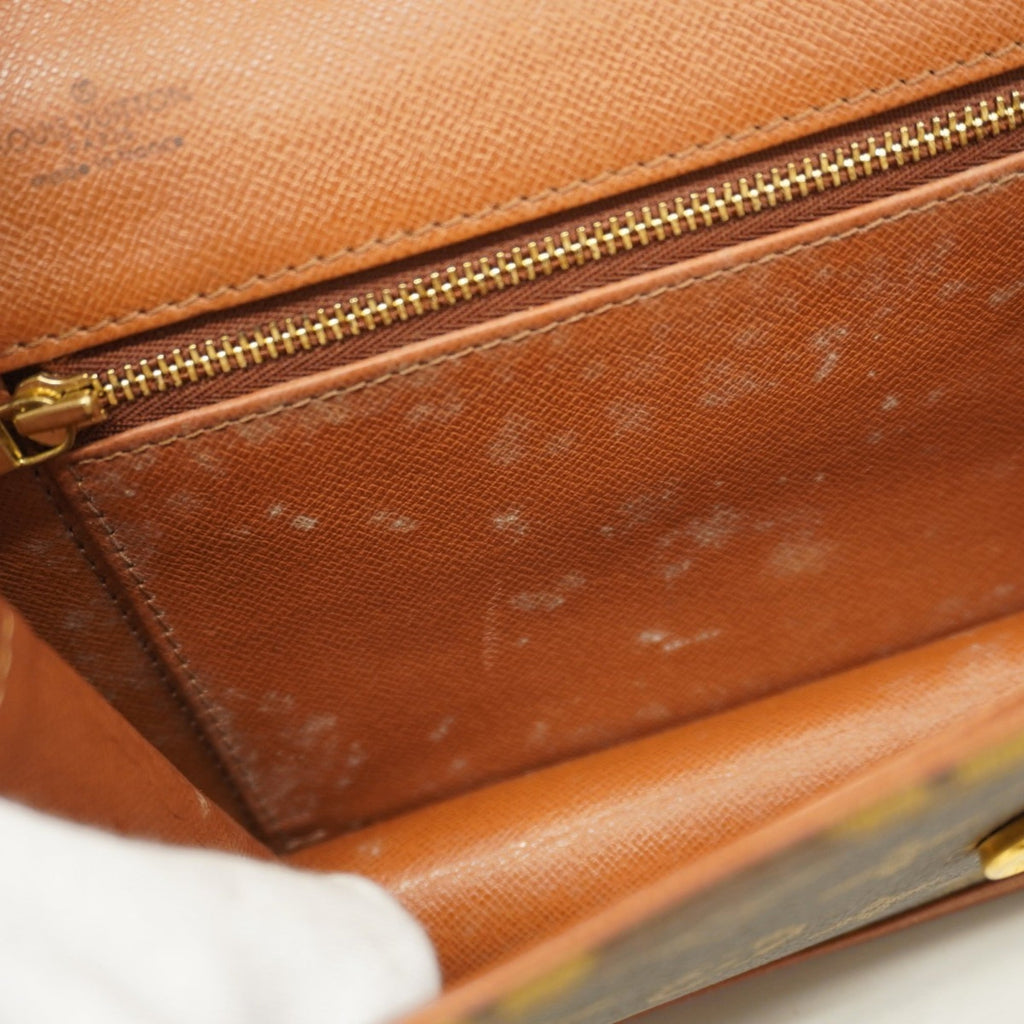 Louis Vuitton Brown Clutch Bag (Pre-Owned)
