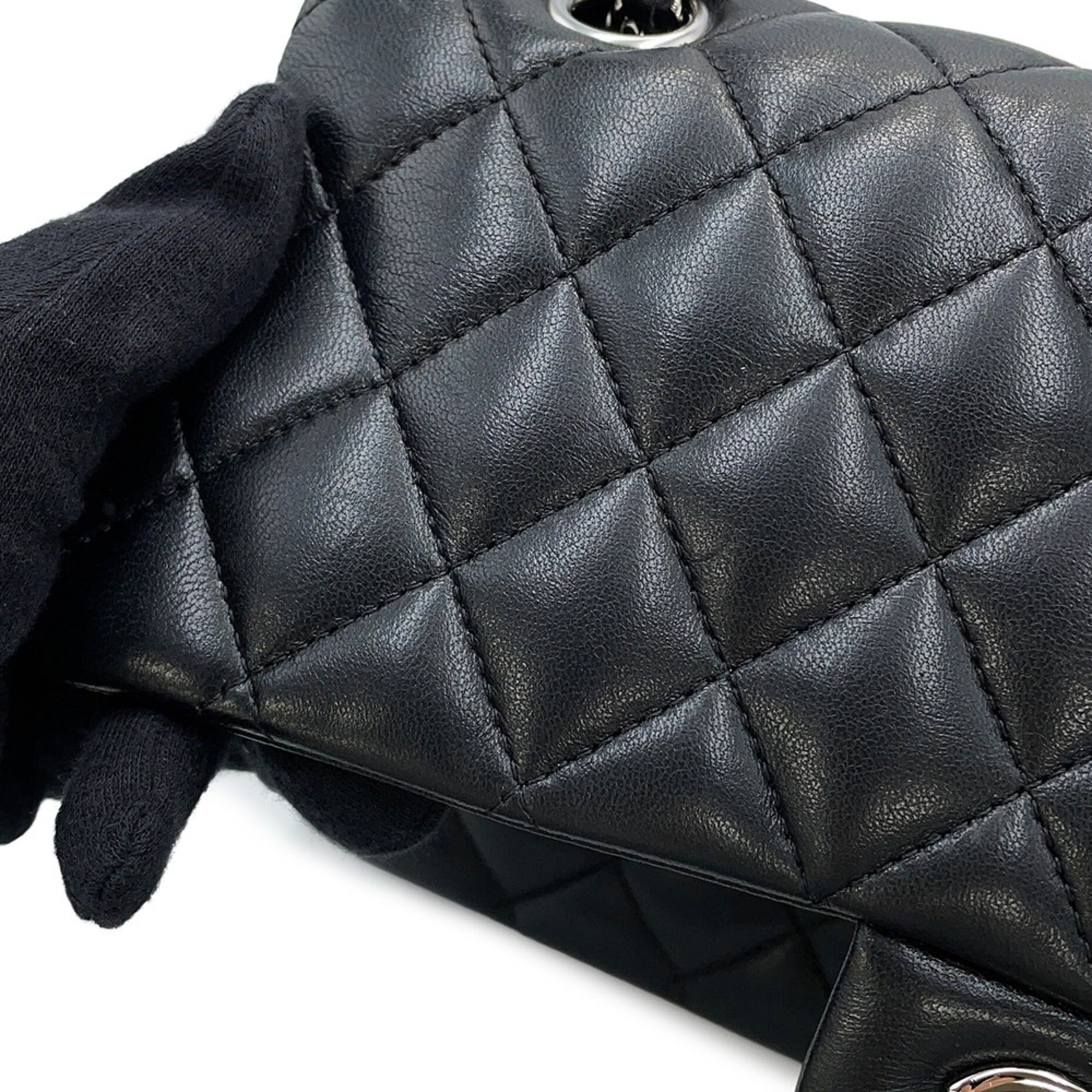 Chanel Matelasse Black Leather Shoulder Bag (Pre-Owned)