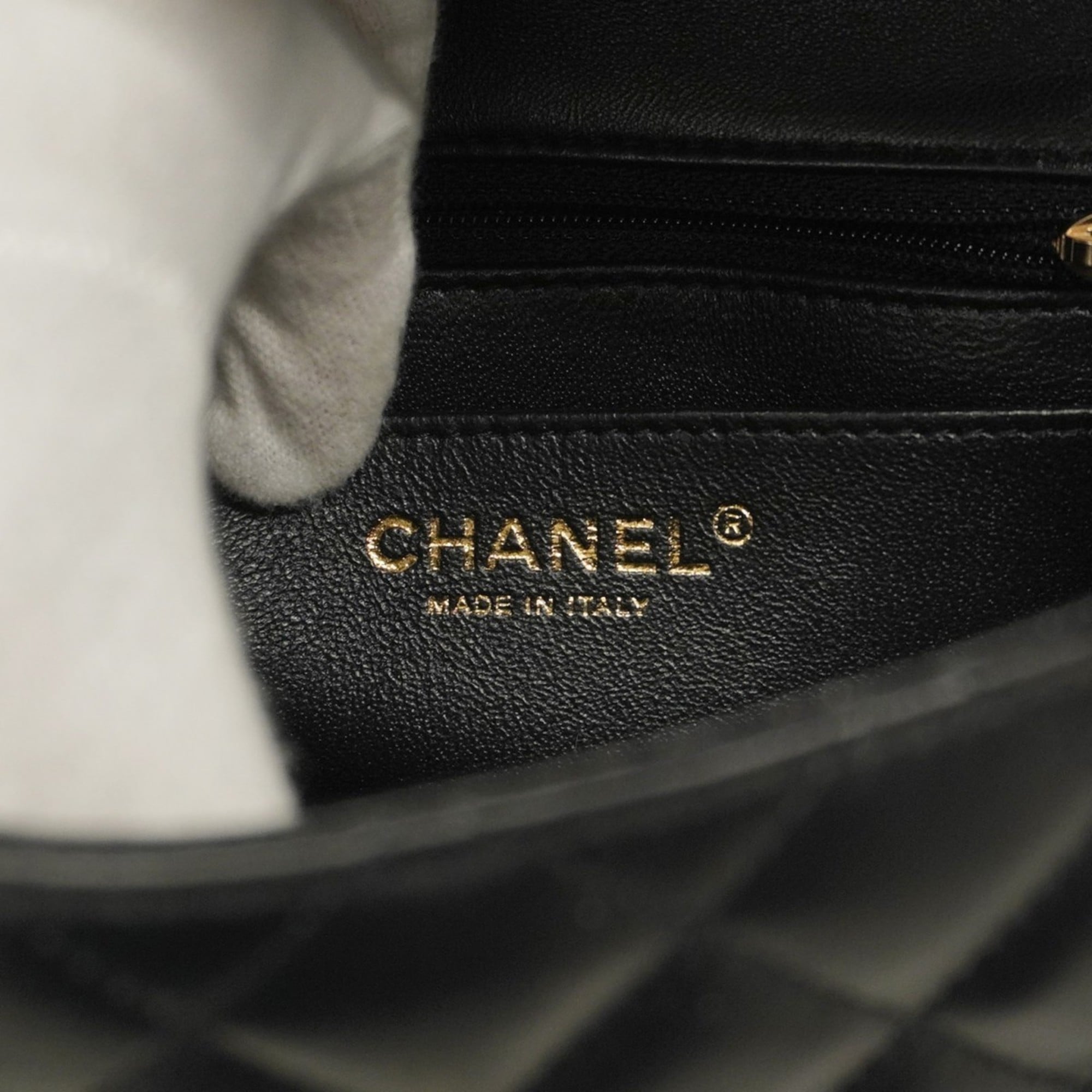 Chanel Black Leather Shoulder Bag (Pre-Owned)