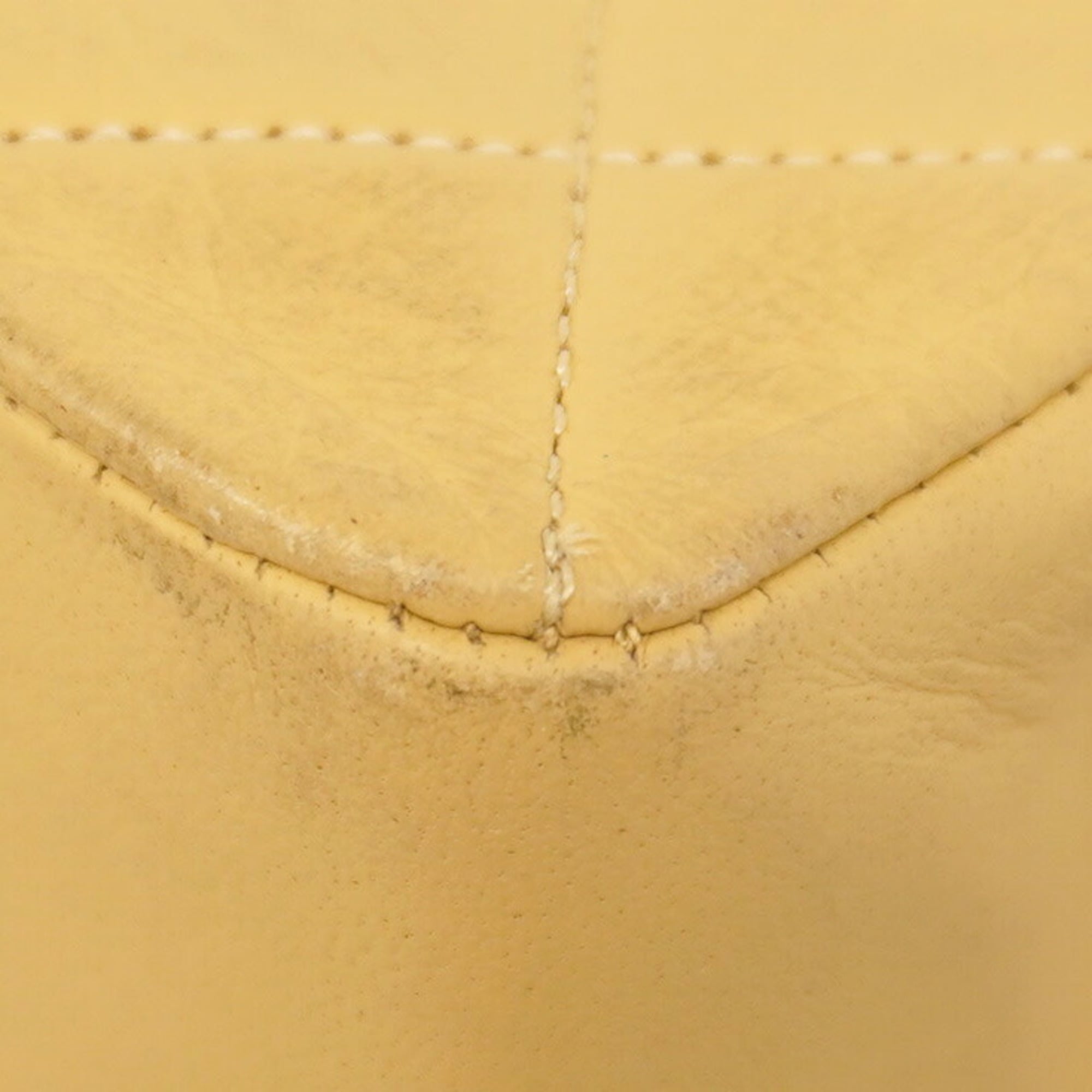 Chanel Beige Leather Shoulder Bag (Pre-Owned)