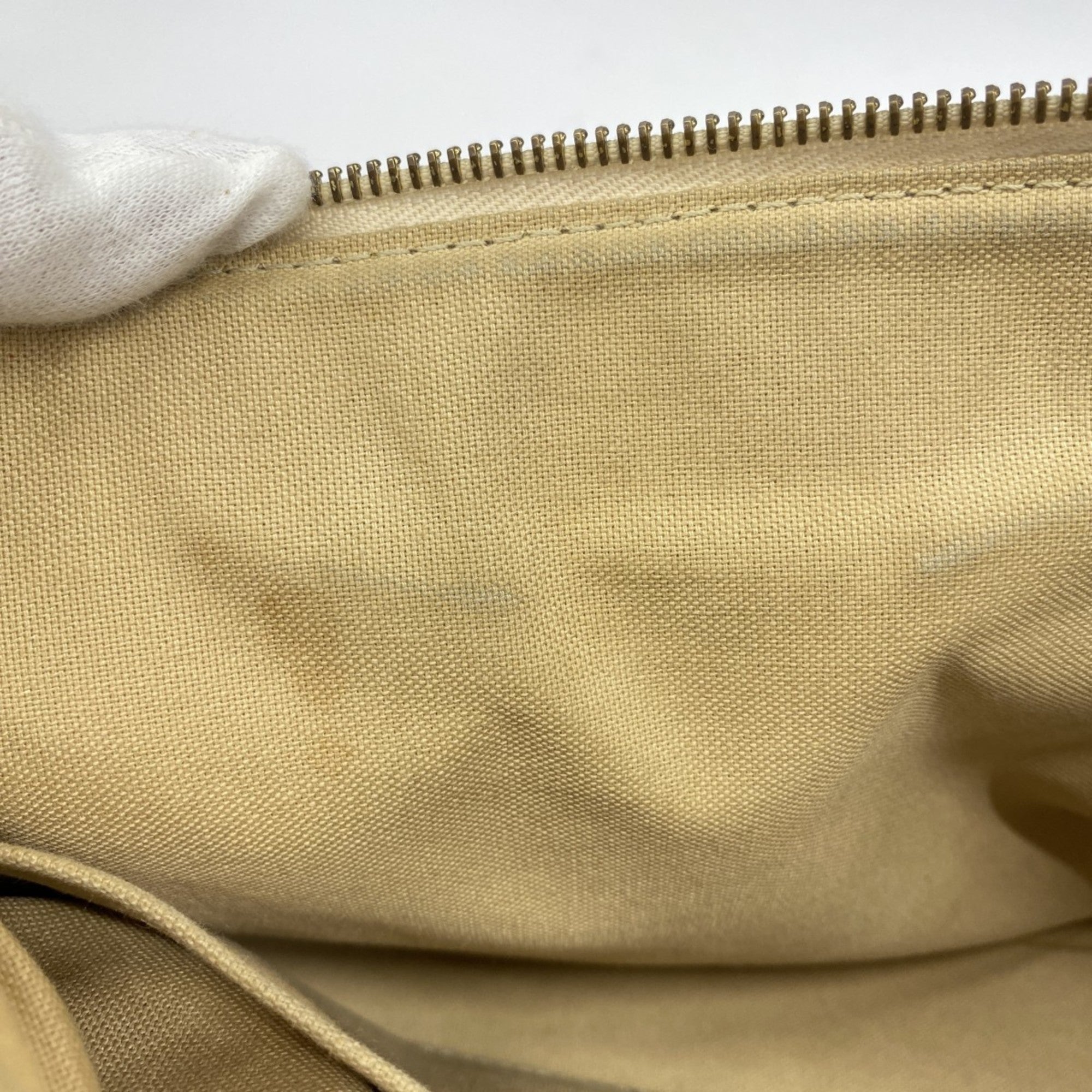 Louis Vuitton White Shoulder Bag (Pre-Owned)