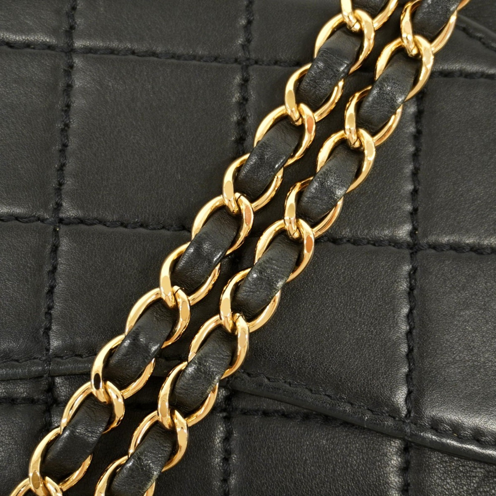 Chanel Black Leather Shoulder Bag (Pre-Owned)