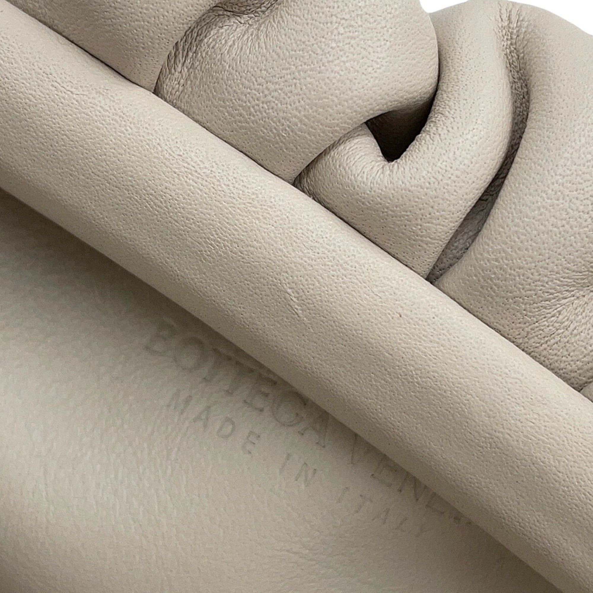 Bottega Veneta Ivory Leather Pouch Shoulder Bag (Pre-Owned)