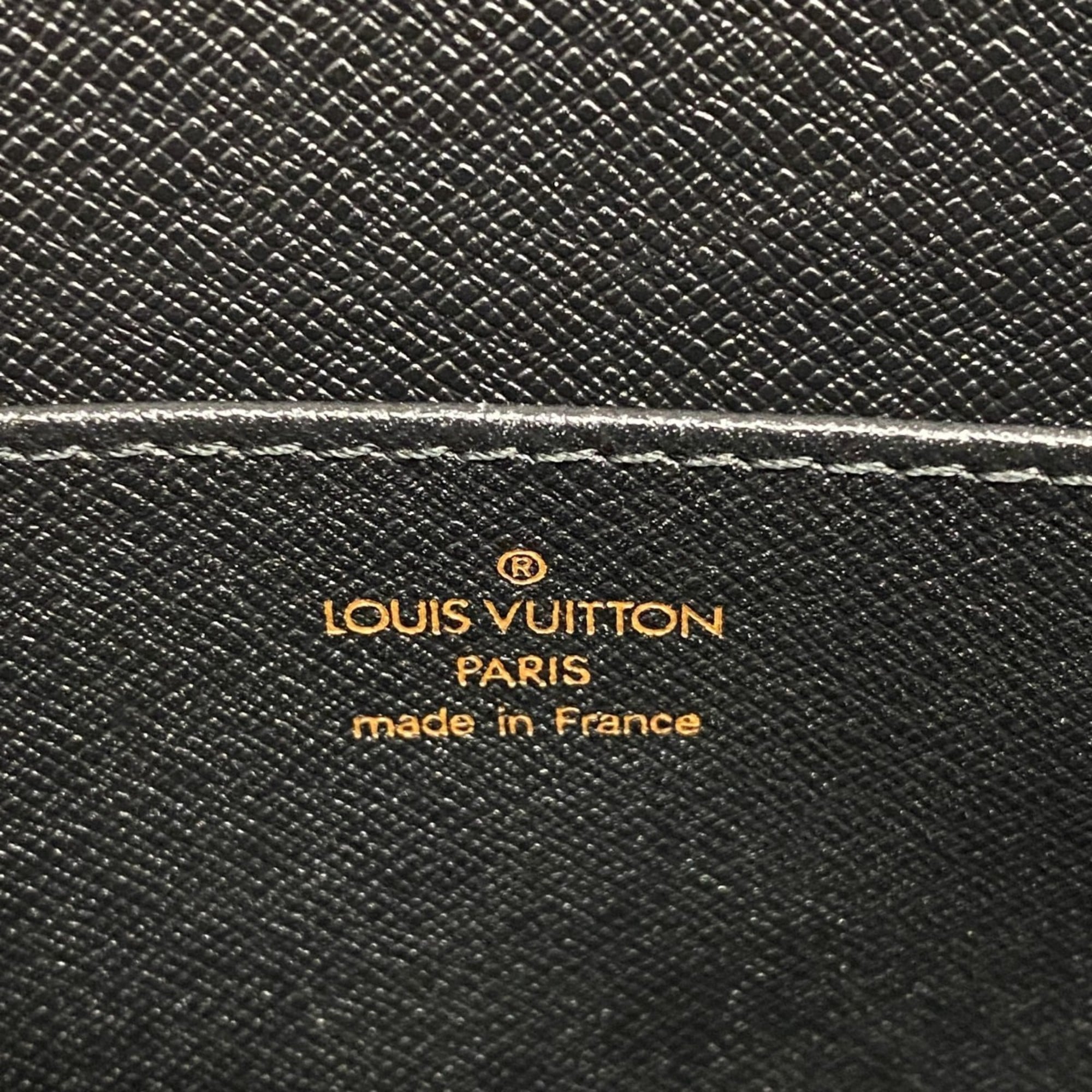 Louis Vuitton Noir Clutch Bag (Pre-Owned)