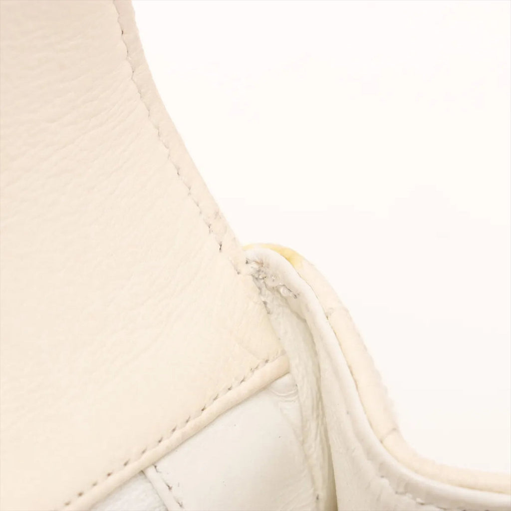 Chanel White Leather Shoulder Bag (Pre-Owned)