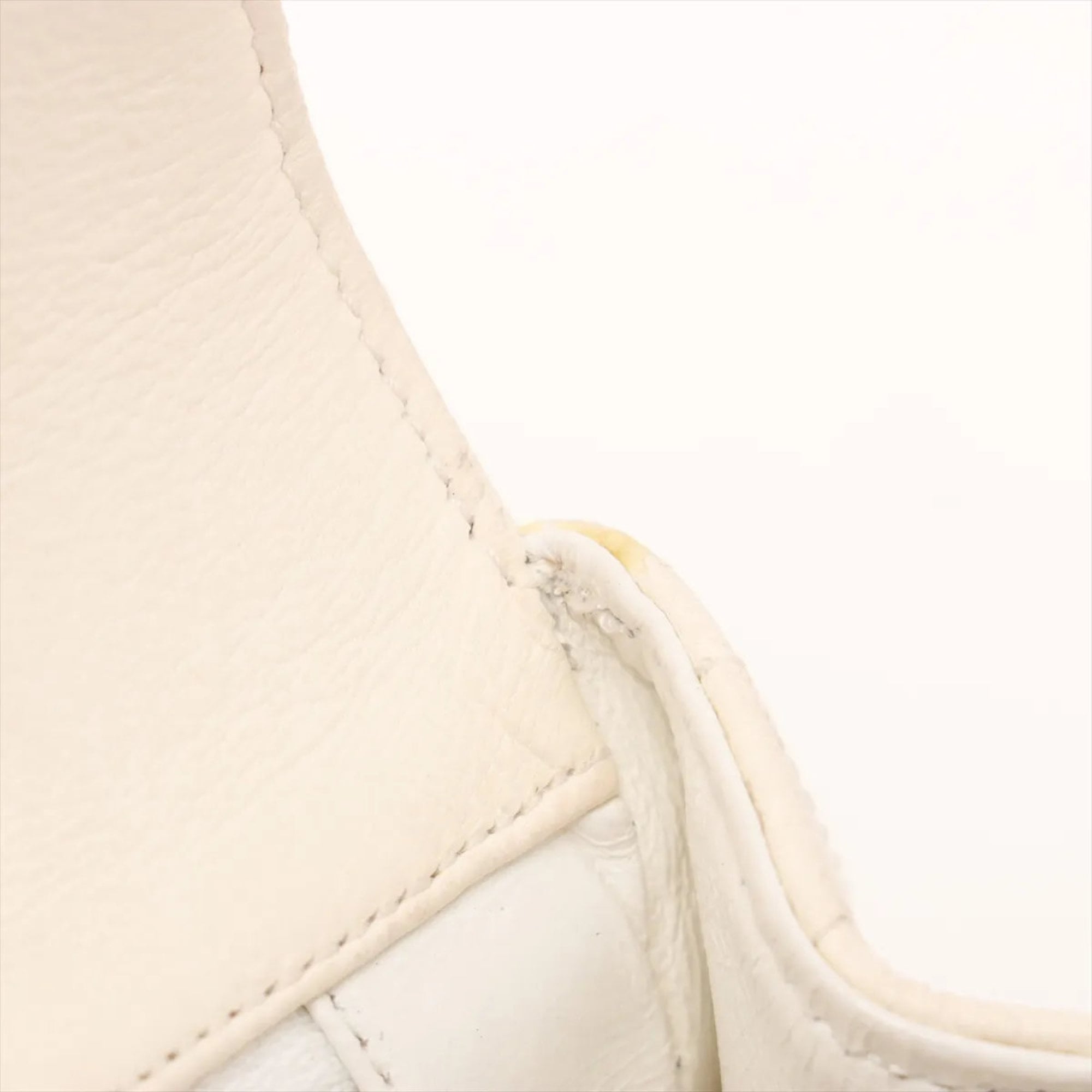 Chanel White Leather Shoulder Bag (Pre-Owned)